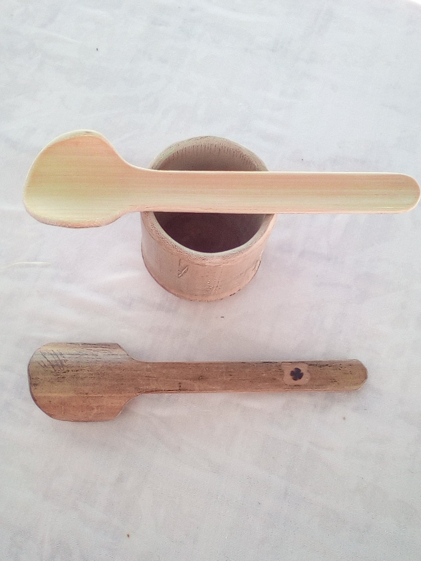 Cuillère à touiller en bambou vert artsanale 18-19 cm et son estampilleen croix