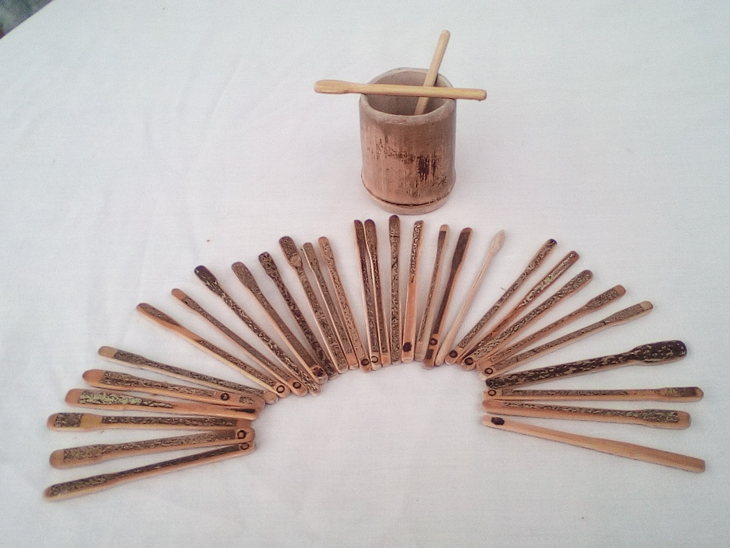Petit touilleur en bambou noir artisanal 10-11 cm naturel