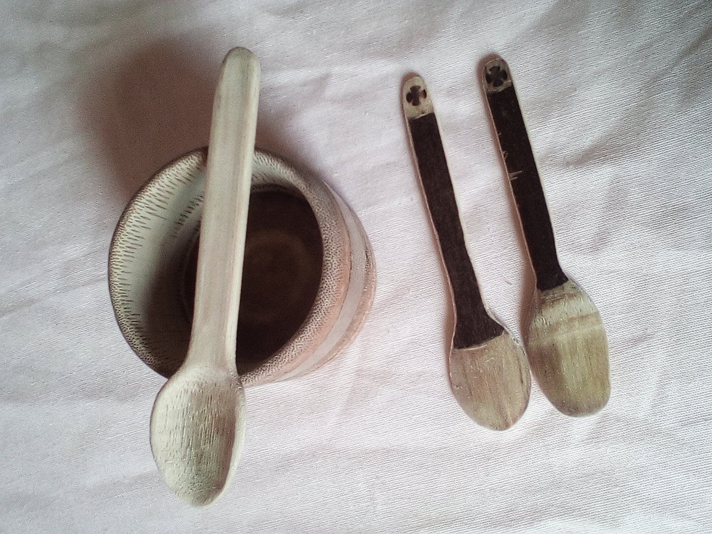 PETITES CUILLERES EN BAMBOU NOIR OU VERT ARTISANALES 10-11 cm