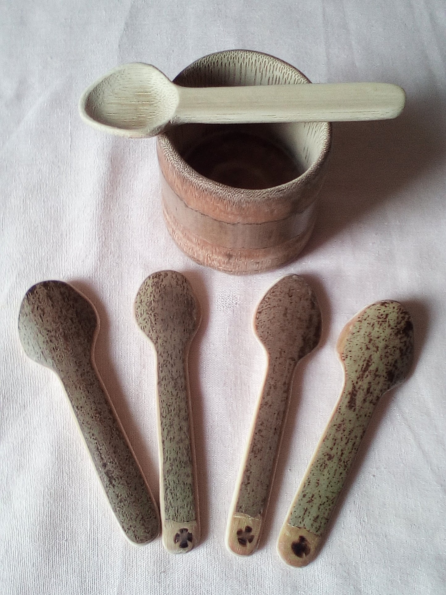 PETITES CUILLERES EN BAMBOU NOIR OU VERT ARTISANALES 10-11 cm