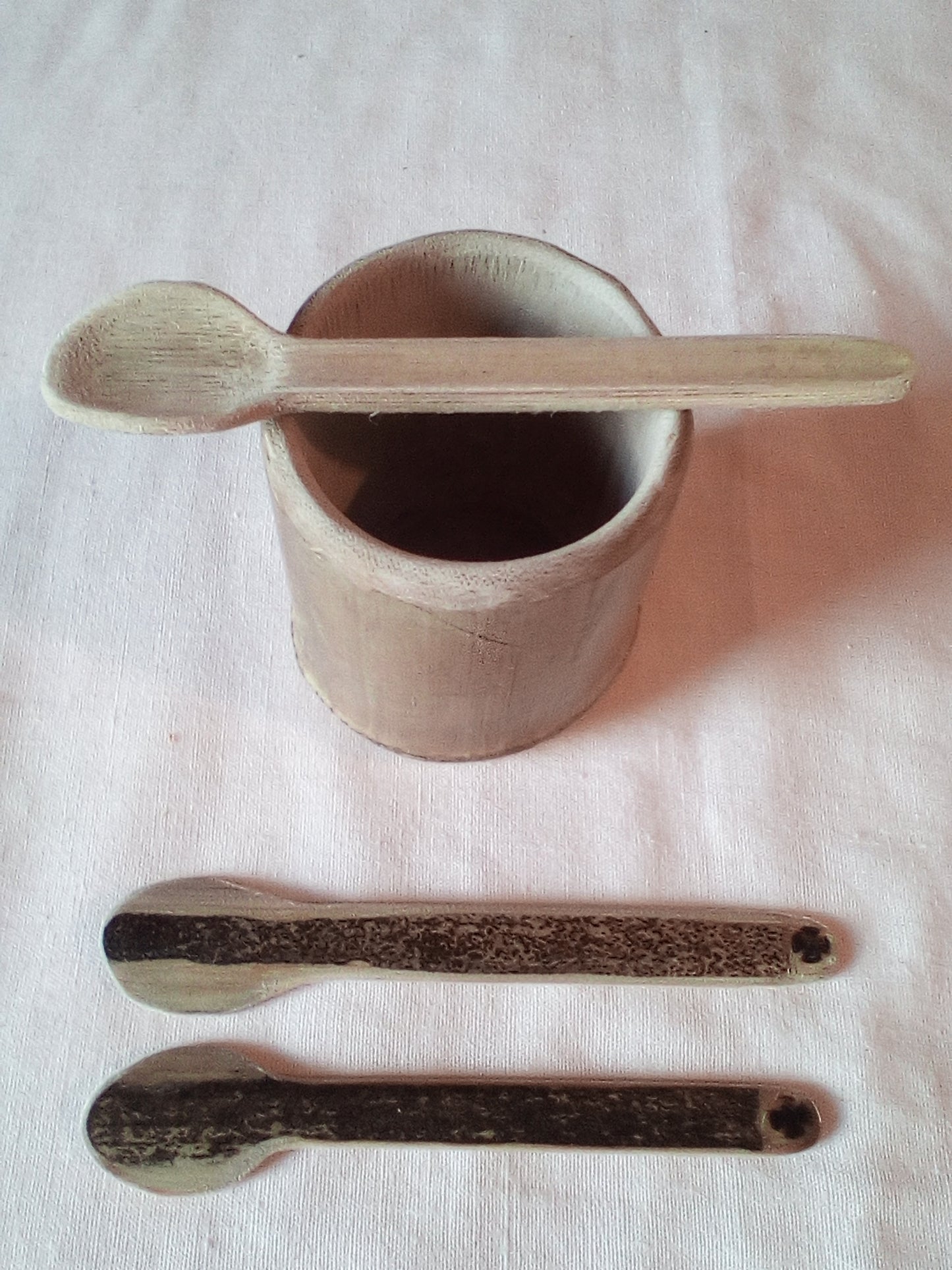 Petite cuillère en bambou noir artisanale 10-11 cm estampillée d'ne croix