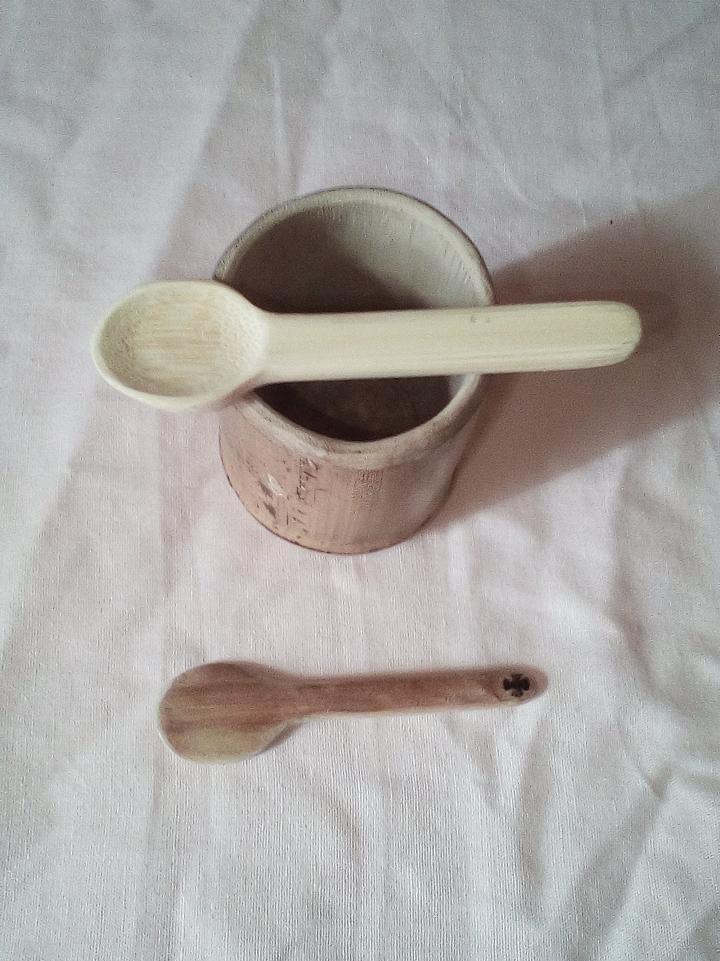 Petite cuillère en bambou noir artisanale 9-10 cm pelée estampille en croix
