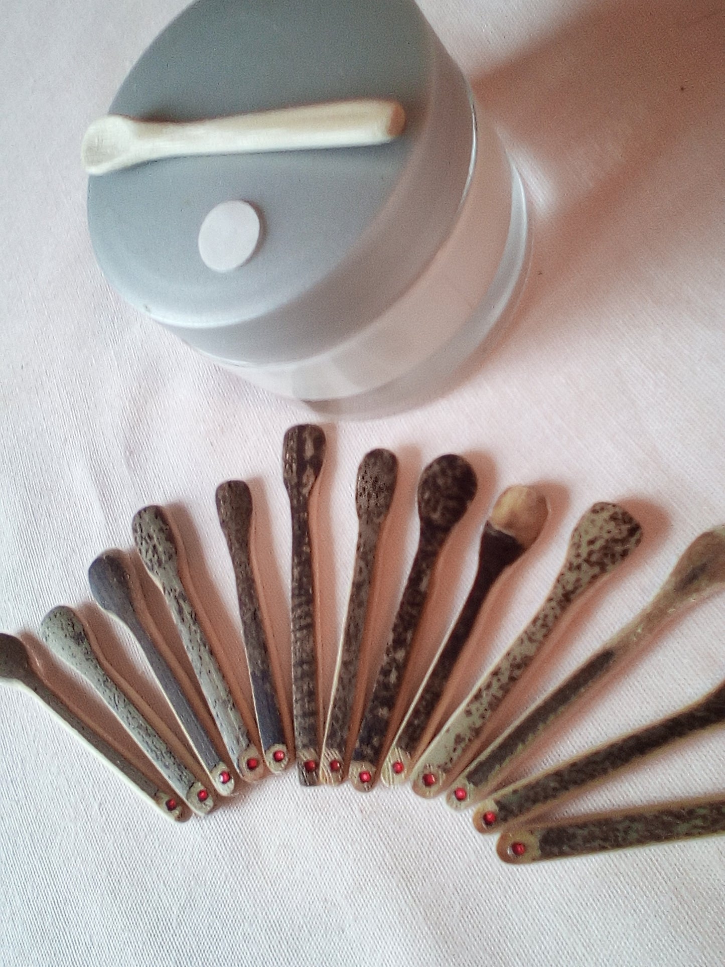 Spatule à maquillage en bambou noir artisanale 5-6 cm 1 strass rouge