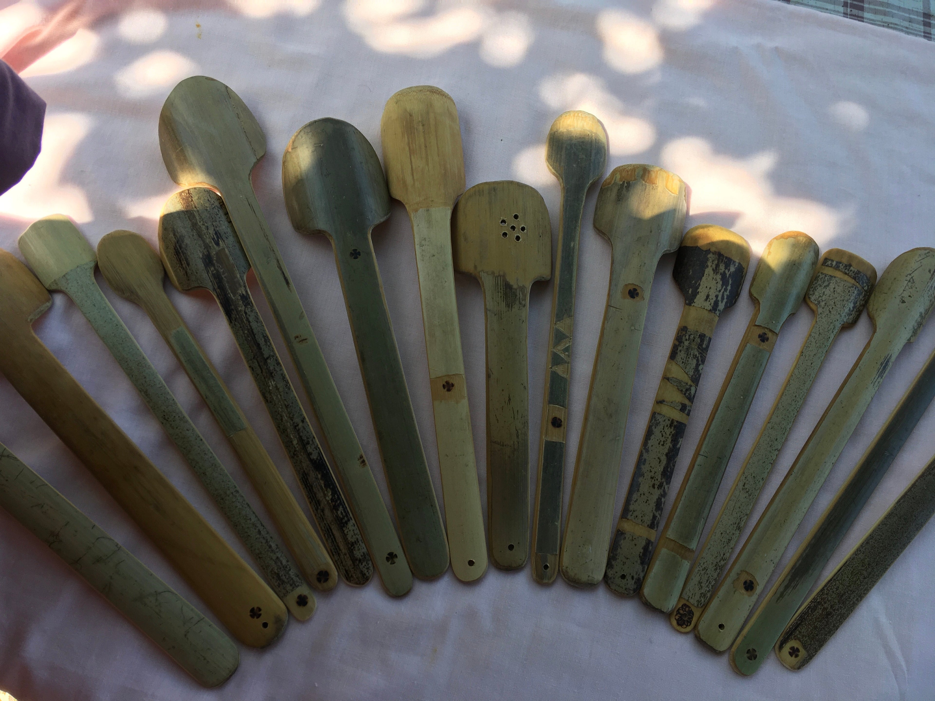 Cuillère à touiller en bambou noir ou vert artisanales 15-35 cm