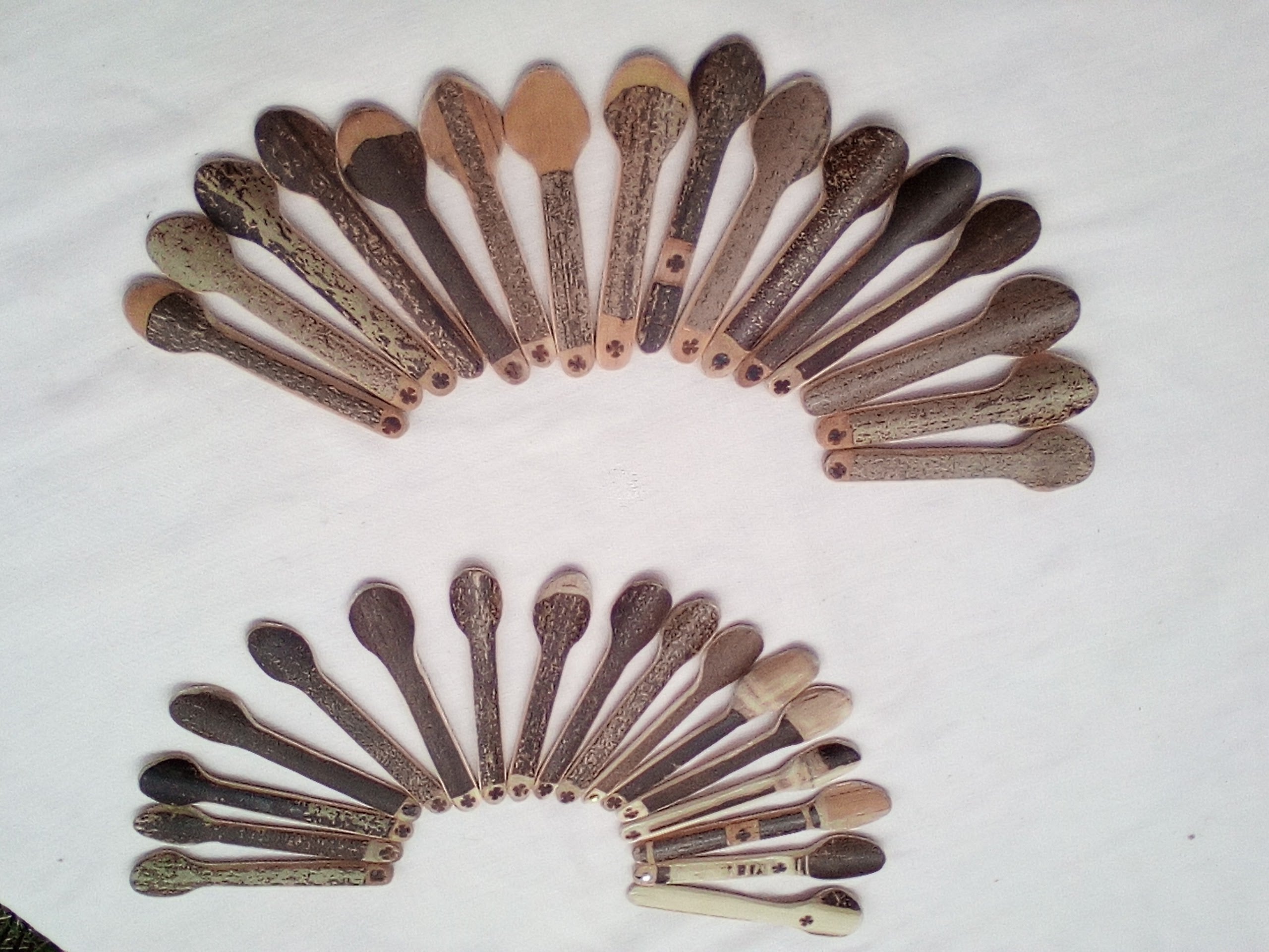 PETITES CUILLERES EN BAMBOU NOIR ou VERT  ARTISANALES 9-14 cm