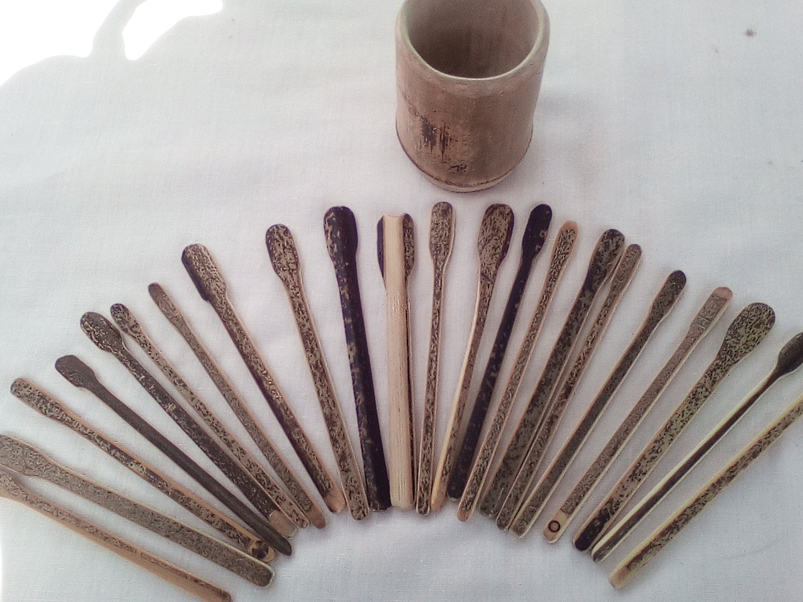 Touilleurs en bambou noirs ou vert artisanaux