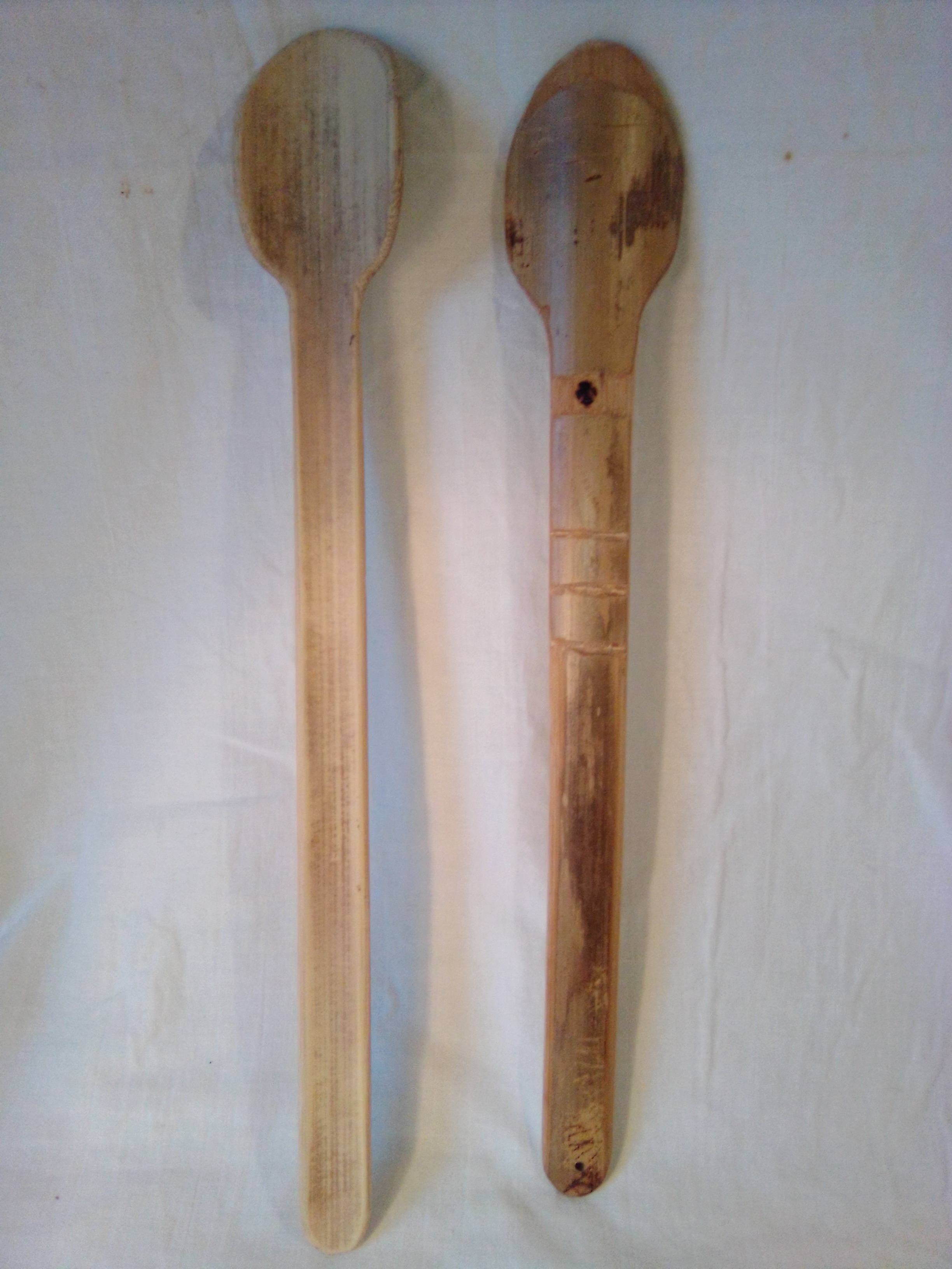 Cuillère artisanale en bambou vert de 33 cm naturelle et son estampille en croix