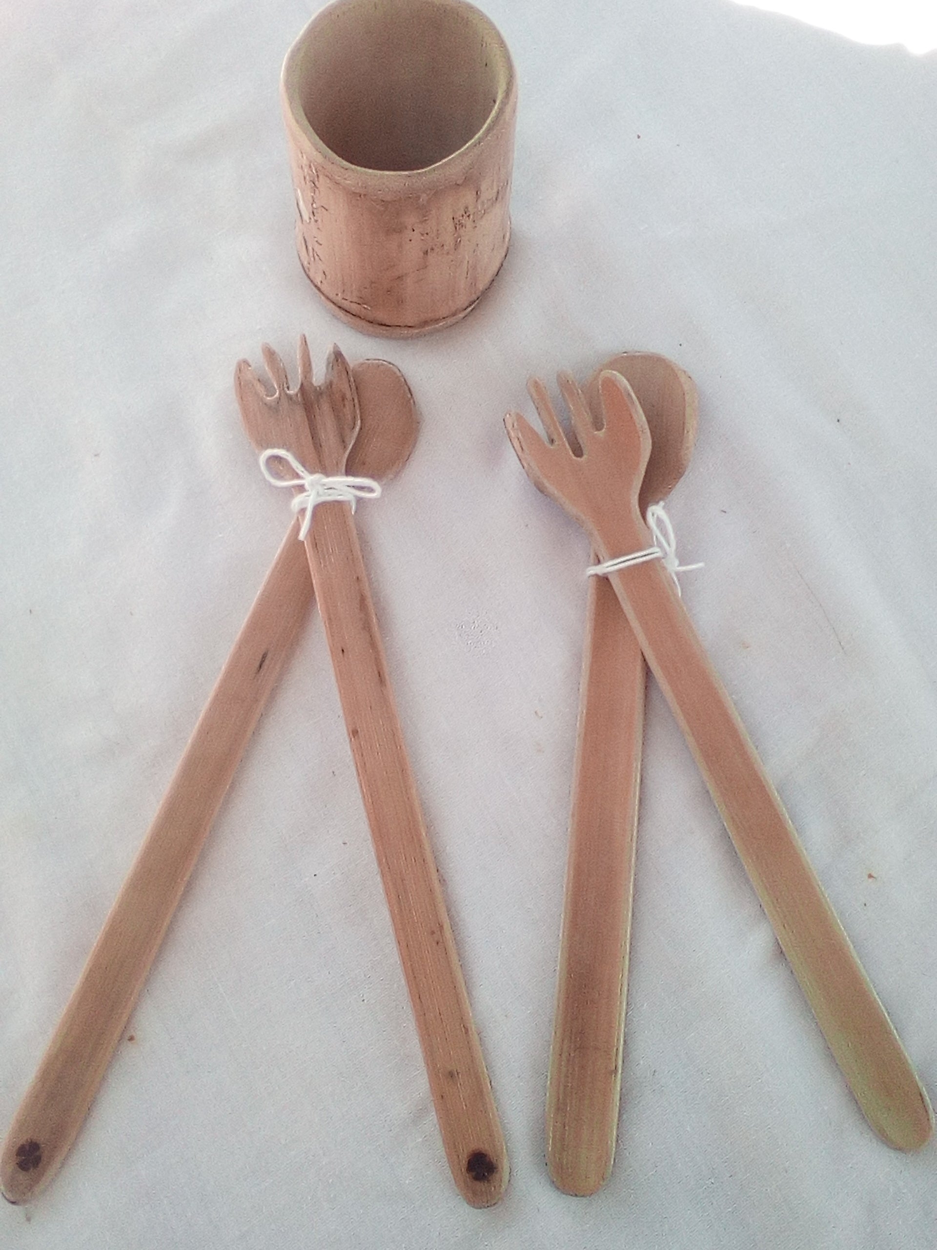 Couverts à slade en bambou verts naturel de 23 cm, pelés, estampillés d'une croix