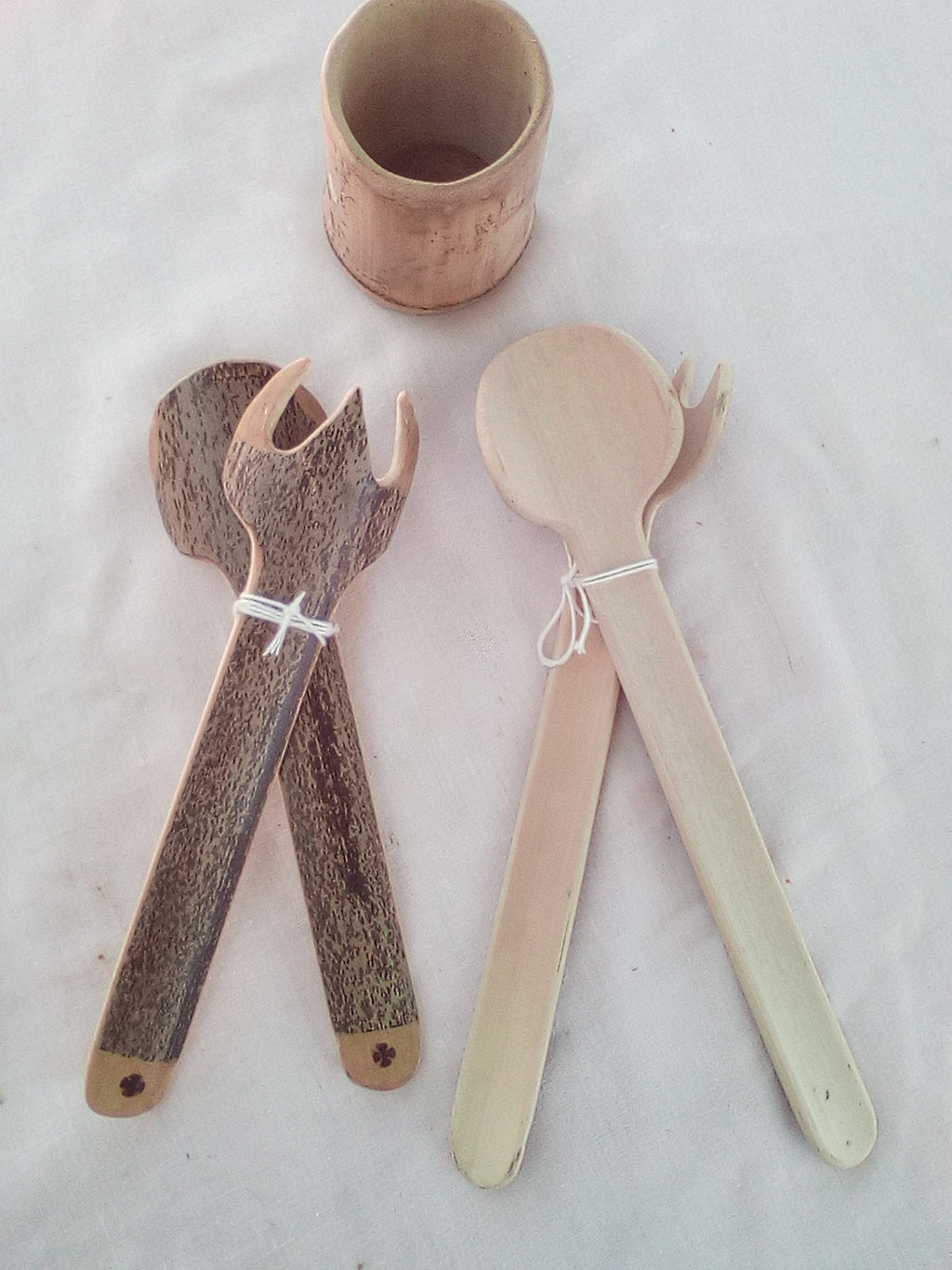 Couverts à salade en bambou noir artisanaux de 18 cm estampillés d'une croix