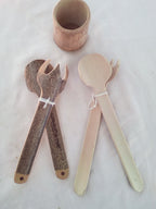 Couverts à salade en bambou noir artisanaux de 18 cm estampillés d'une croix
