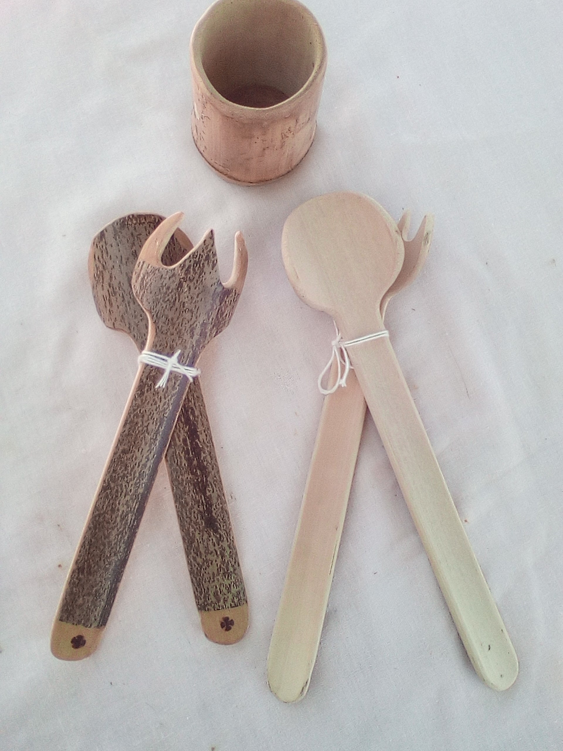 Couverts à salade en bambou noir artisanaux de 18 cm estampillés d'une croix