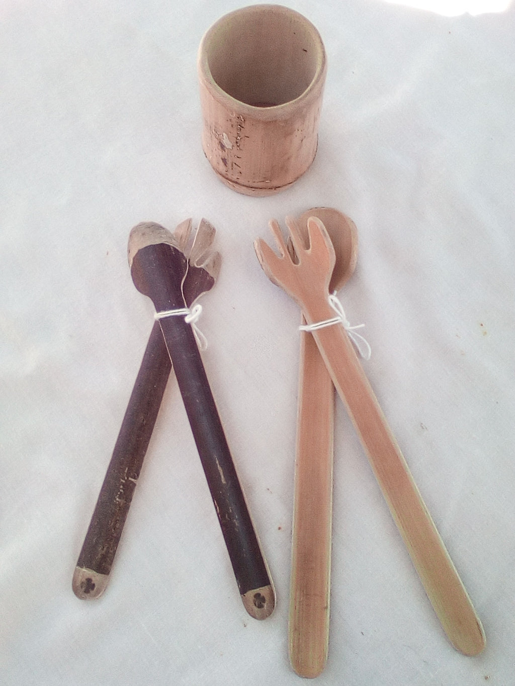 Couerts à salade en bambou noir artisanaux de 18 cm, estampillés d'une croix