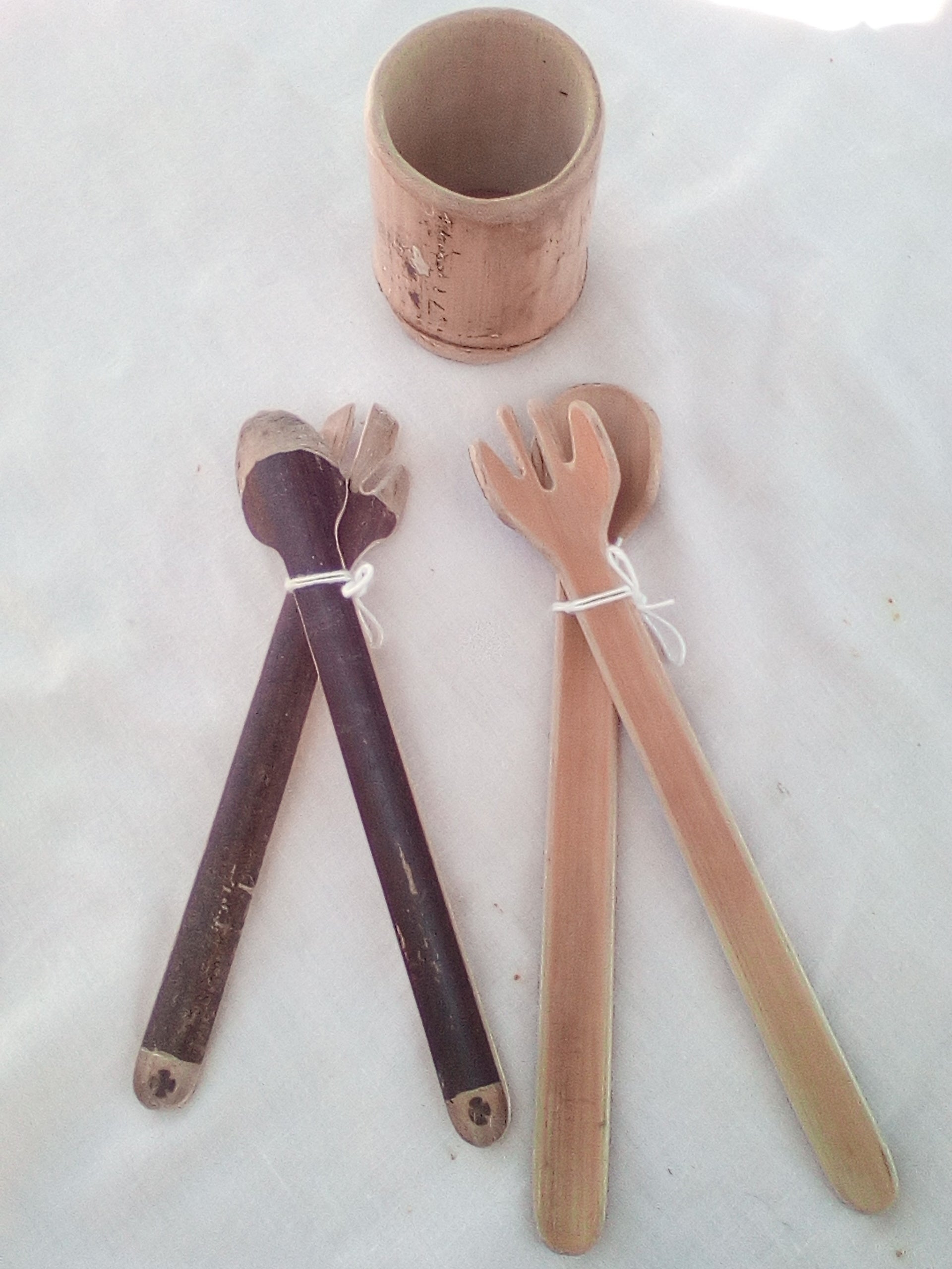 Couerts à salade en bambou noir artisanaux de 18 cm, estampillés d'une croix