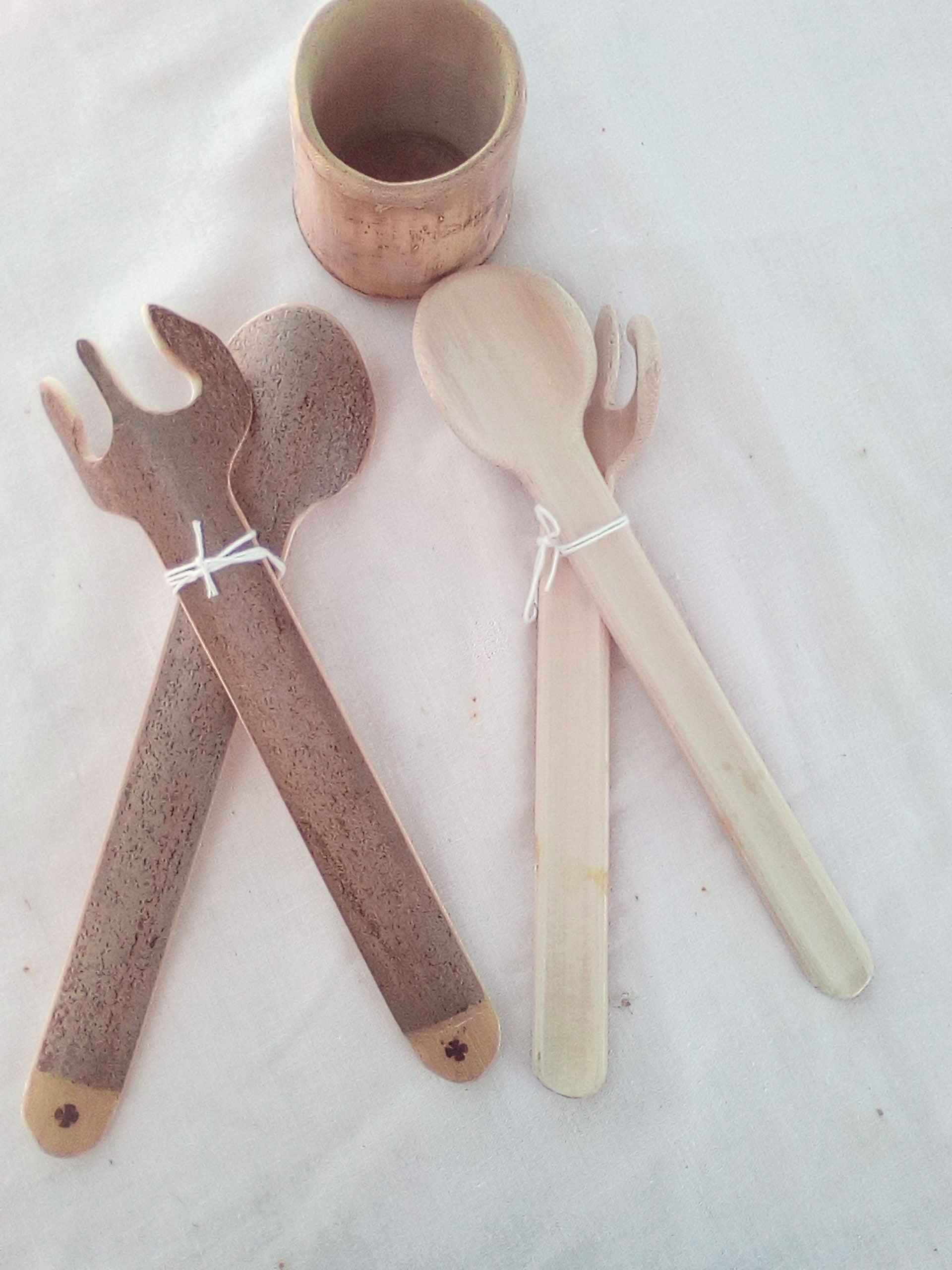 Couverts à salade en bambou noir  artisanaux de 19 cm, estampillés d'une croix