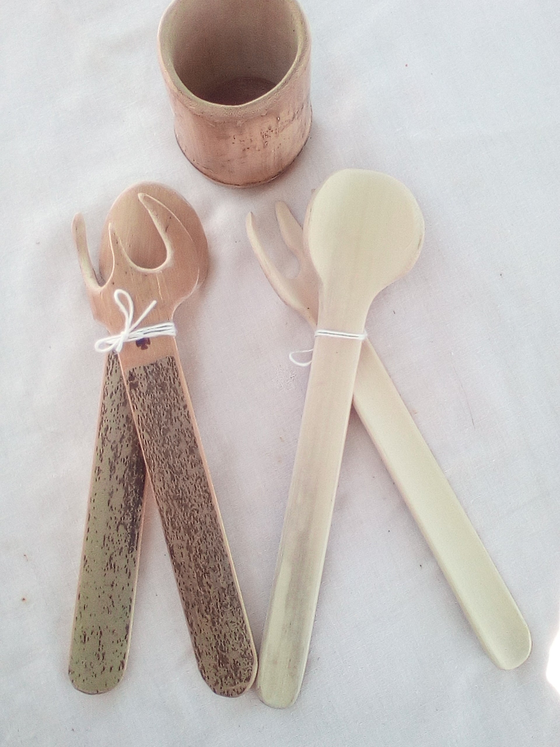 Couverts à salade en bambou noir artisanaux de 21 cm, tête pelée, estampillée d'une  croix