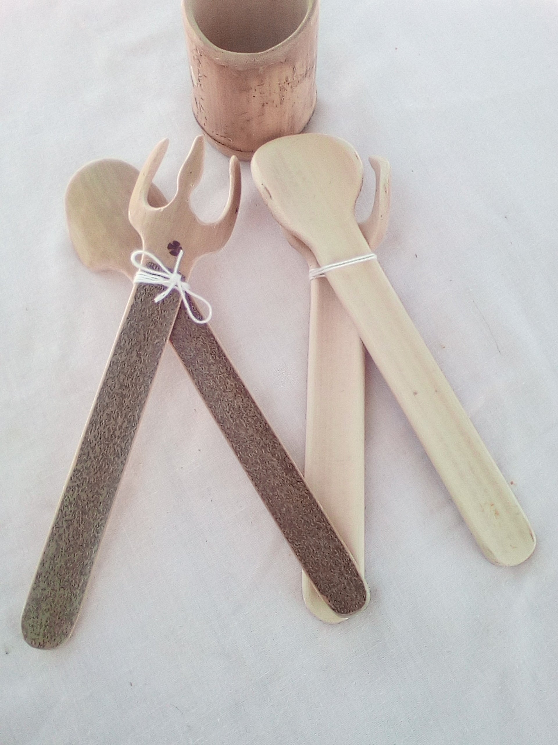 Couverts à salade en bambou noir artisanaux de 22cm, estampillée d'une croix