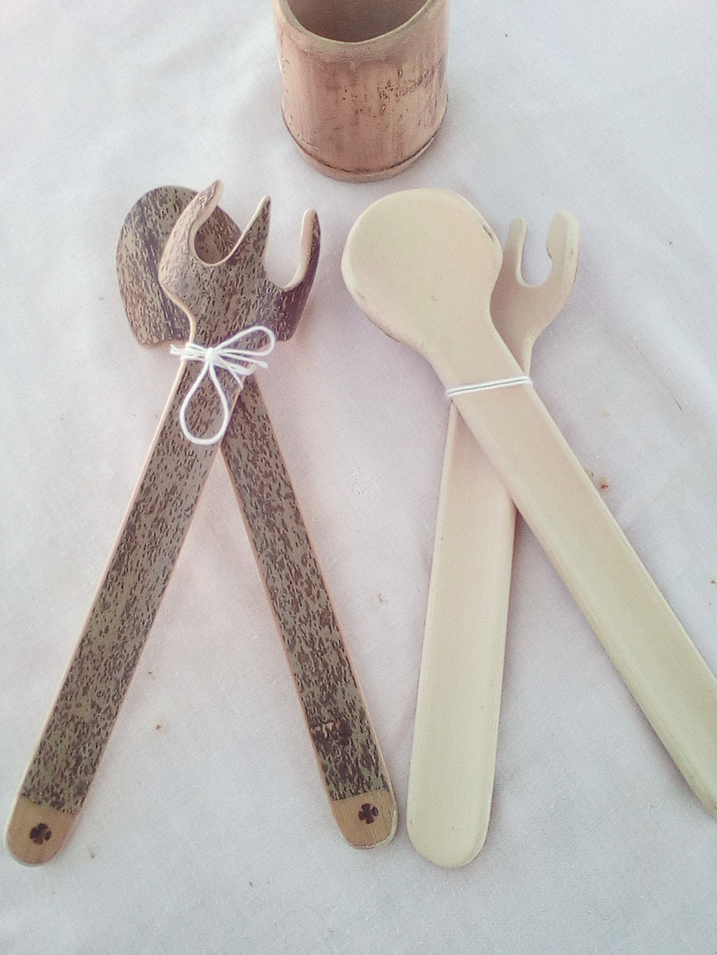 Couverts à salade e bambou noir artisanaux de 23 cm, estampillés d'une  croix