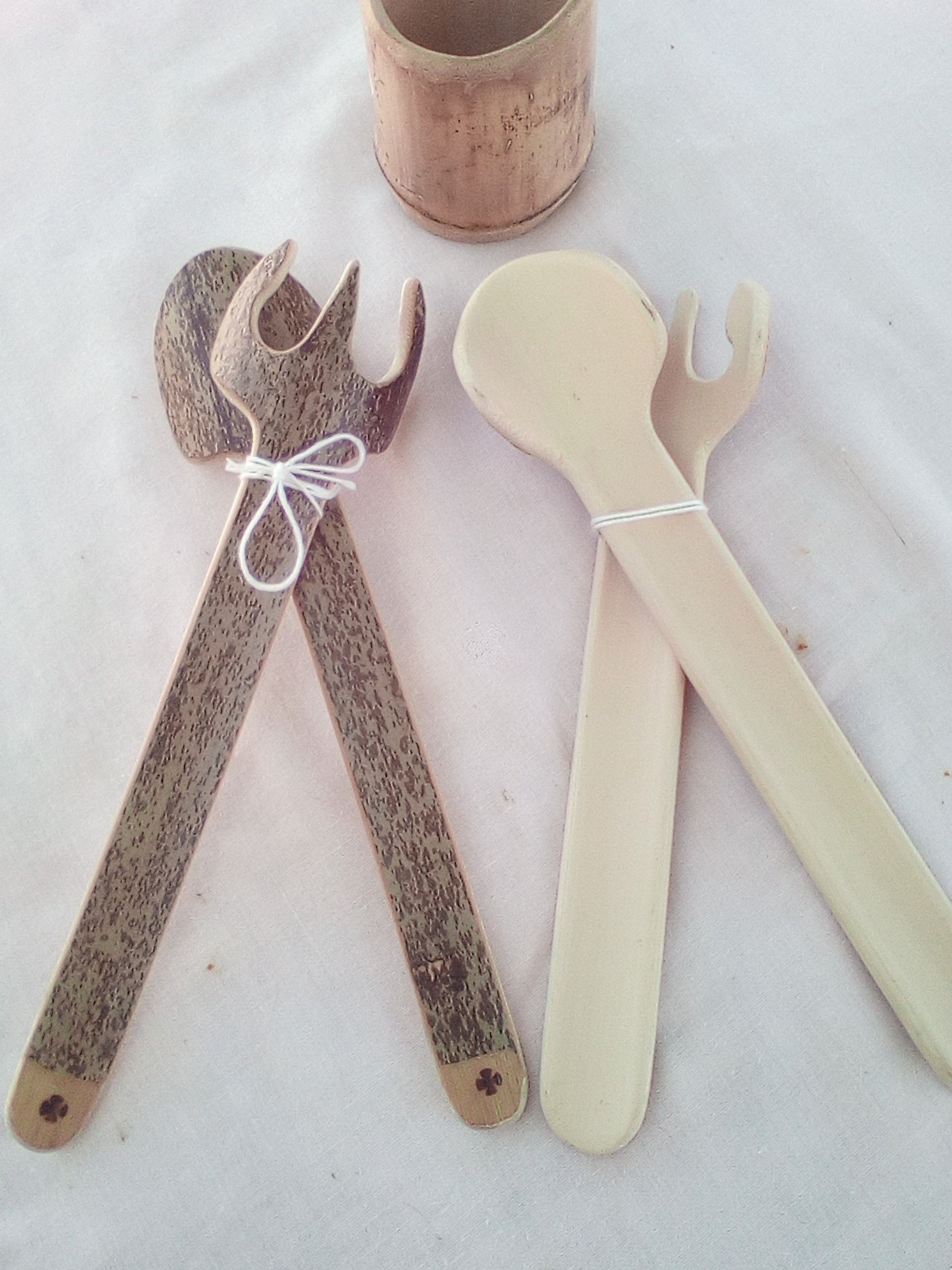 Couverts à salade e bambou noir artisanaux de 23 cm, estampillés d'une  croix