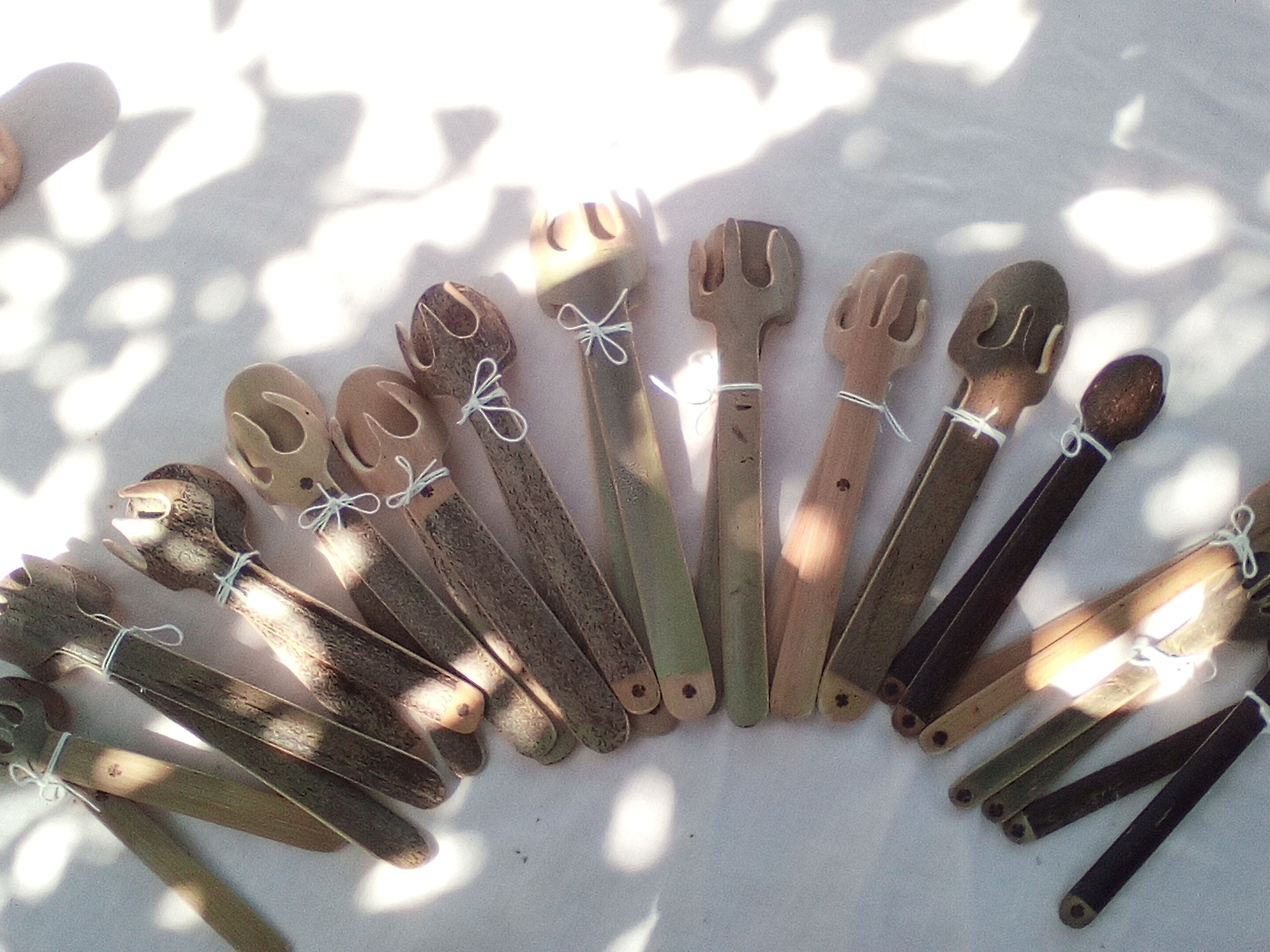 Couverts à salade en bambou noir ou vert artisanaux entre 10 et 35 cm