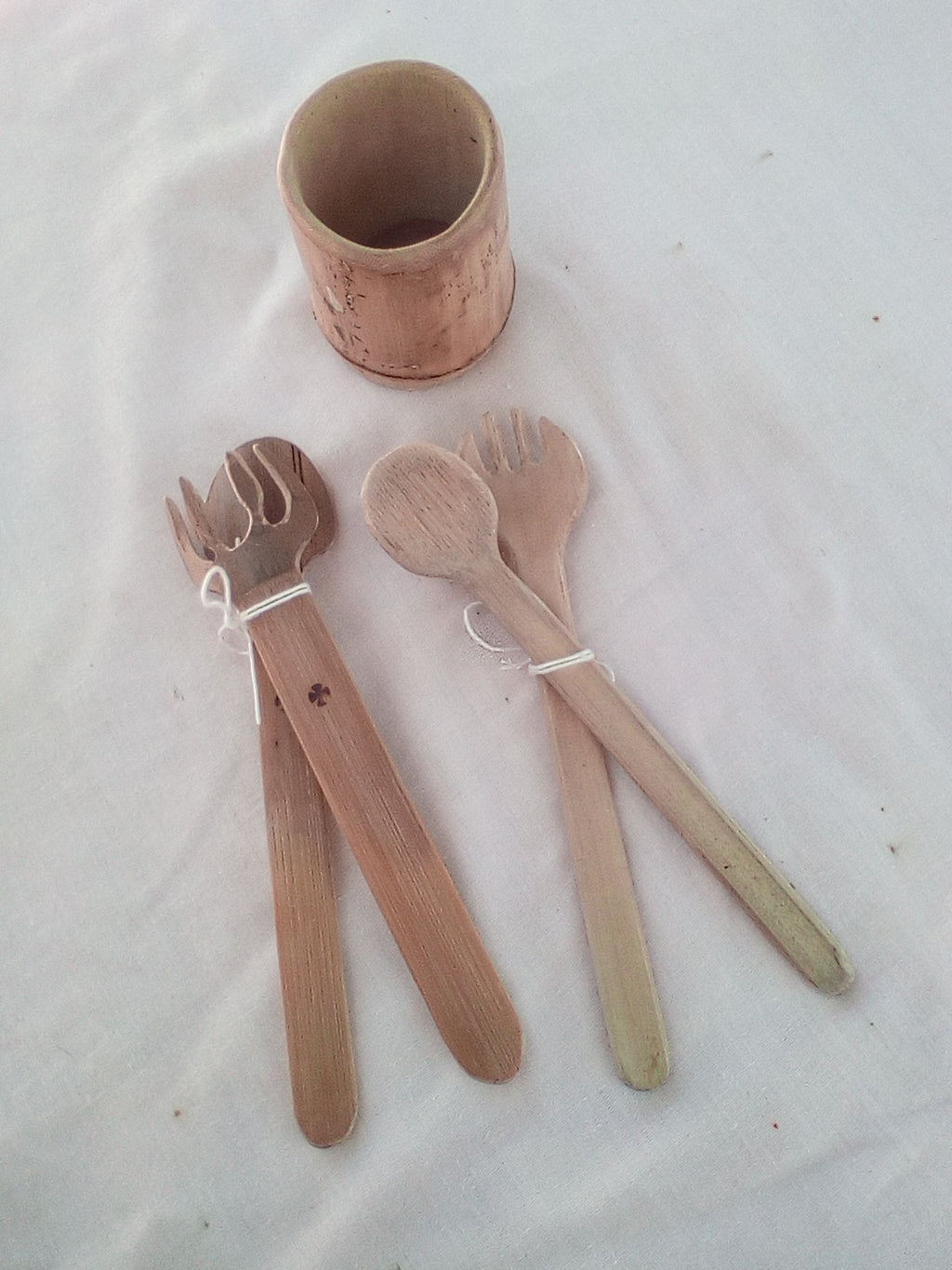 Couverts à salade en bambou  vert artisanaux de 19 cm, corps pelé, estampillés d'une croix
