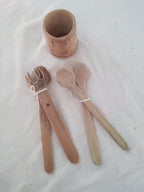 Couverts à salade en bambou  vert artisanaux de 19 cm, corps pelé, estampillés d'une croix