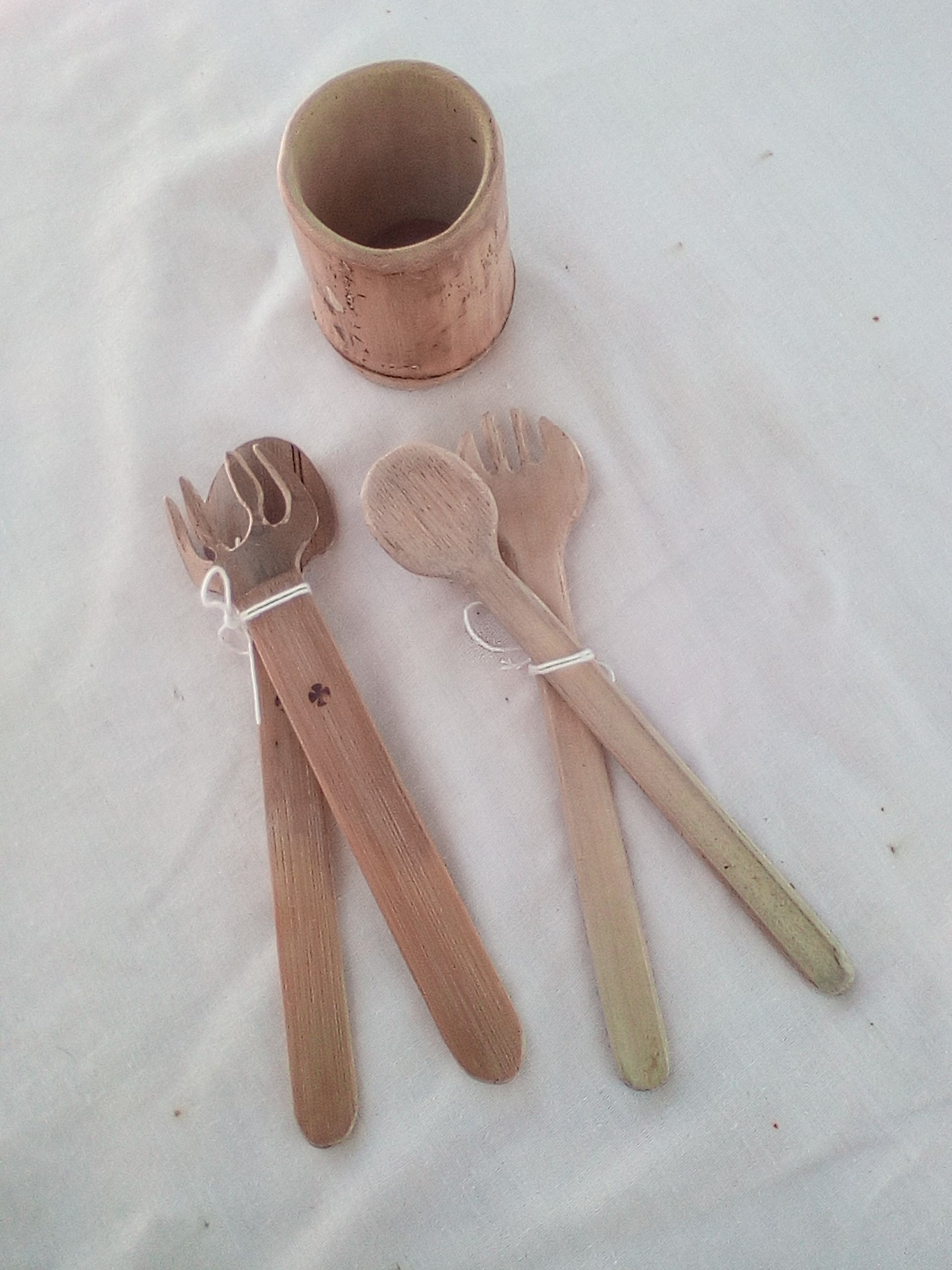 Couverts à salade en bambou  vert artisanaux de 19 cm, corps pelé, estampillés d'une croix