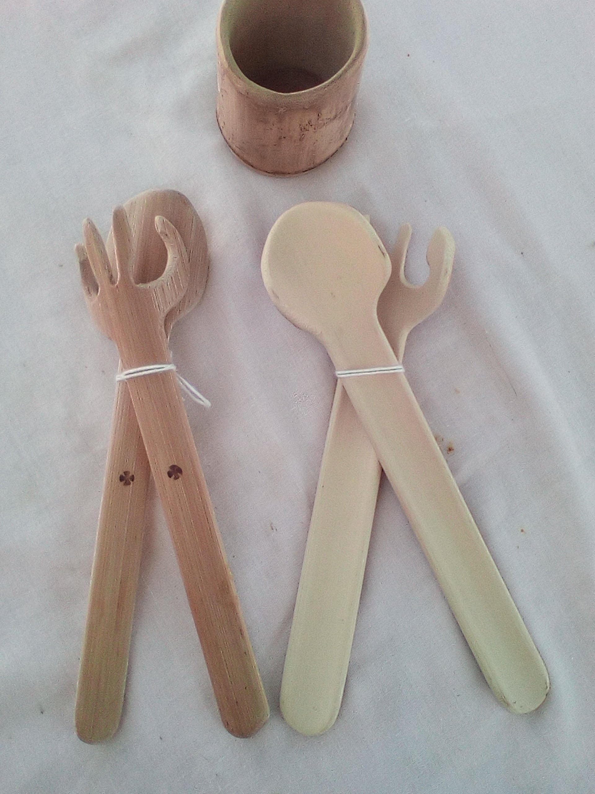 Couverts à salade en bambou vert artisanaux de 23 cm, pelés, estampillés d'une croix