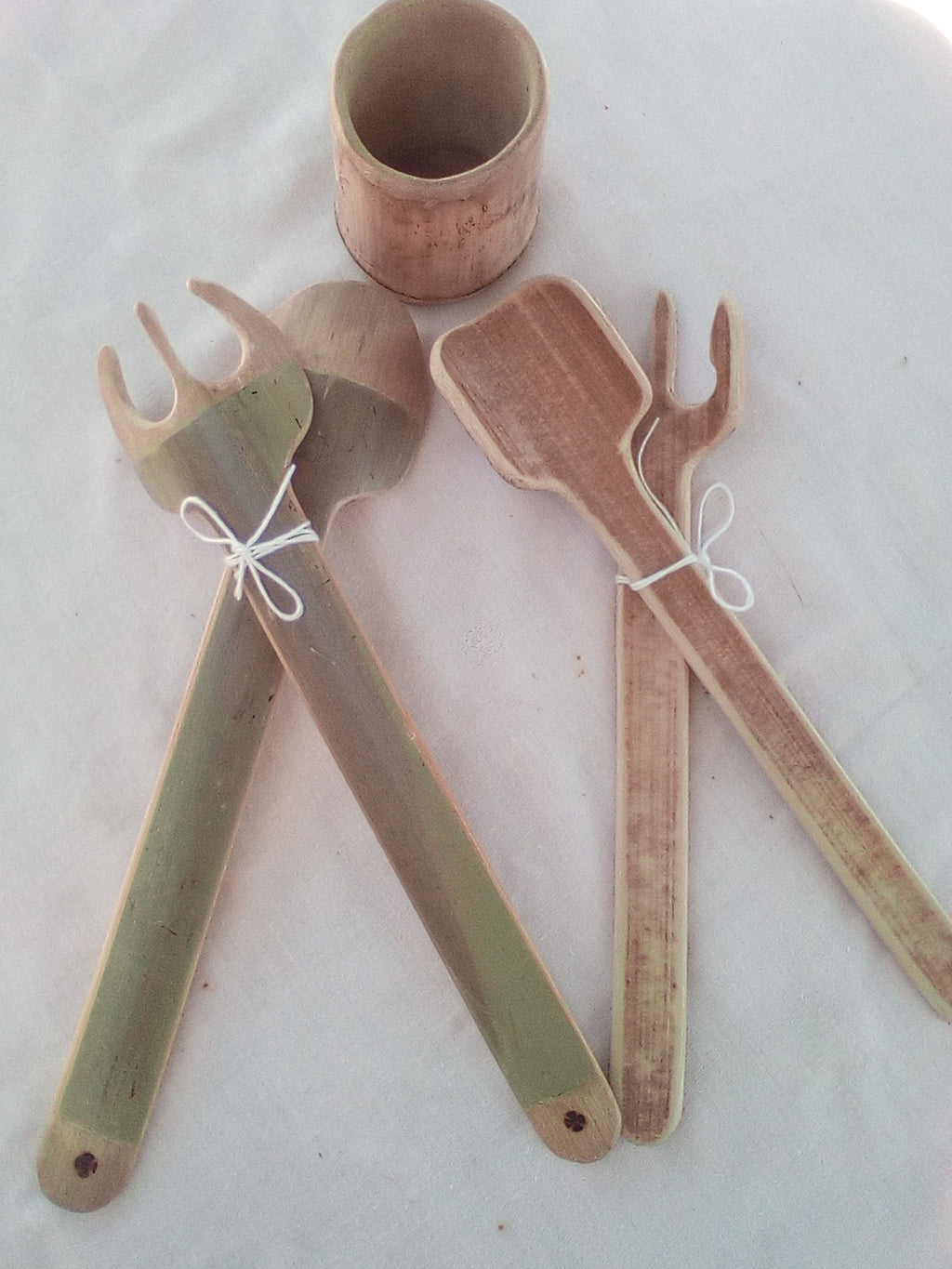 Couverts à salade en bambou vert artisanaux de 26 cm, estpampillés d'une croix