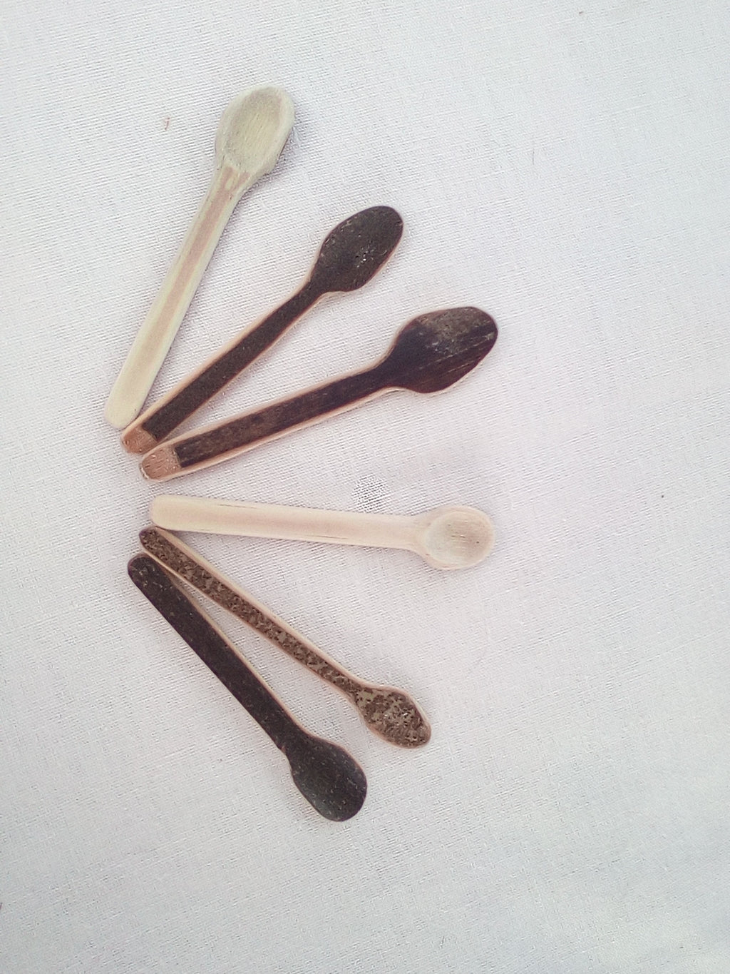 Cuillère à maquillage en bambou noir artisanale 7-8 cm