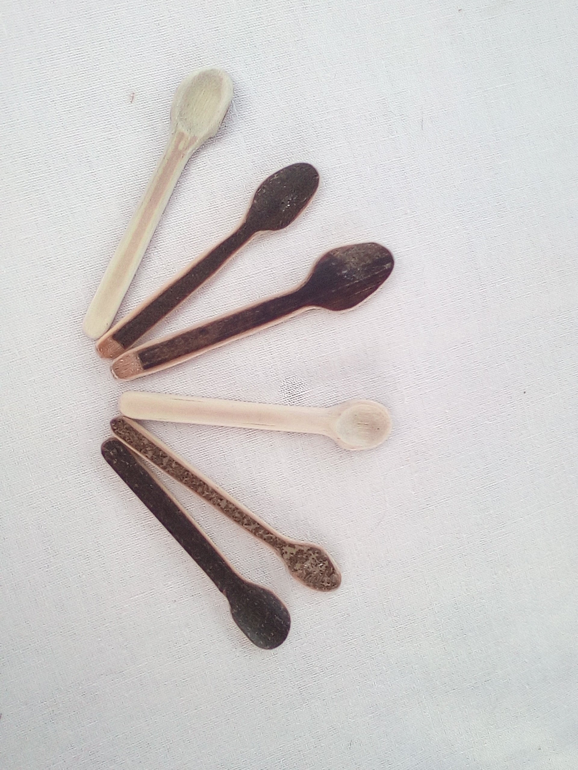 Cuillère à maquillage en bambou noir artisanale 7-8 cm