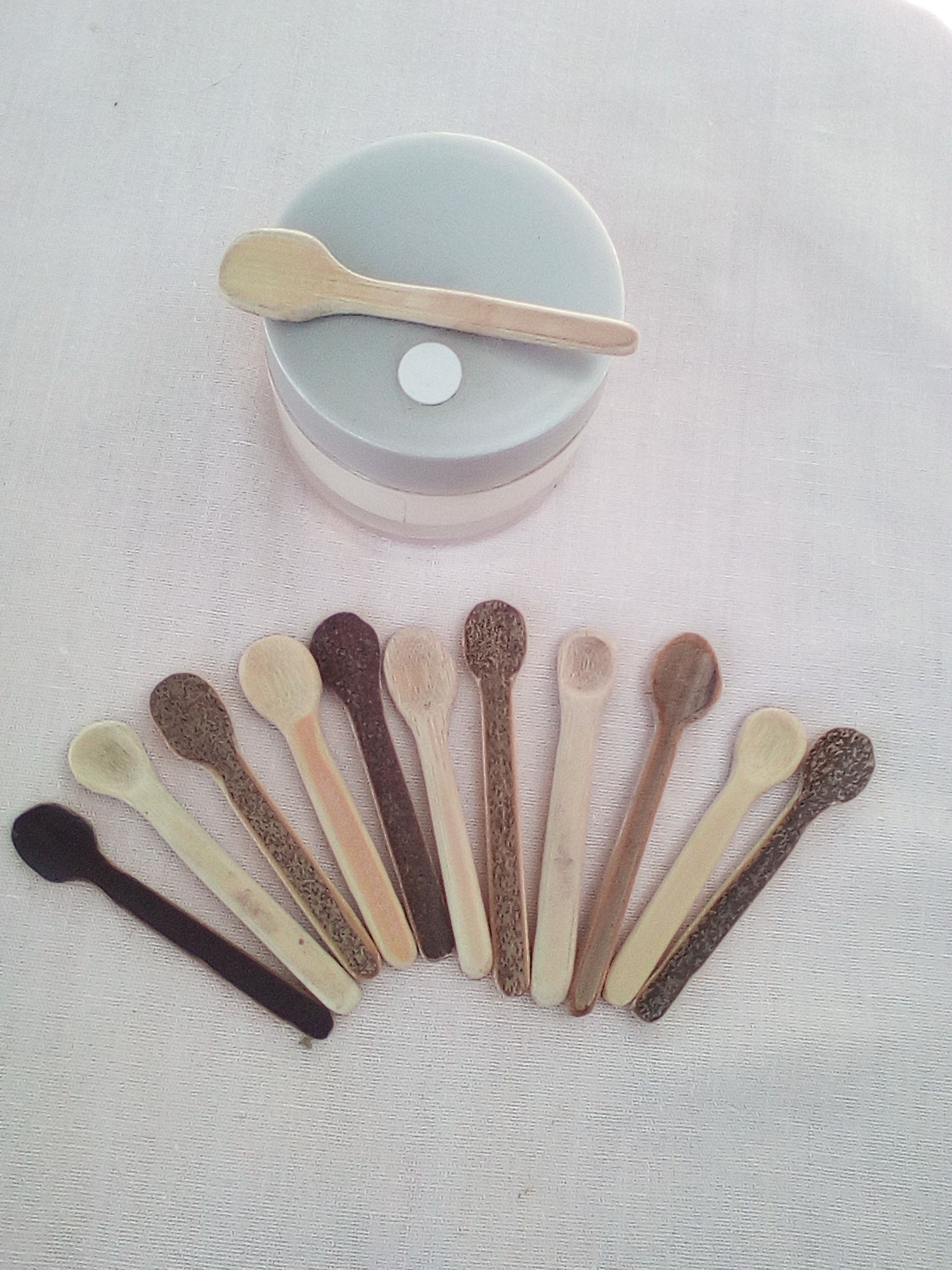 Cuillère à maquillage en bambou noir 6-7 cm naturelle