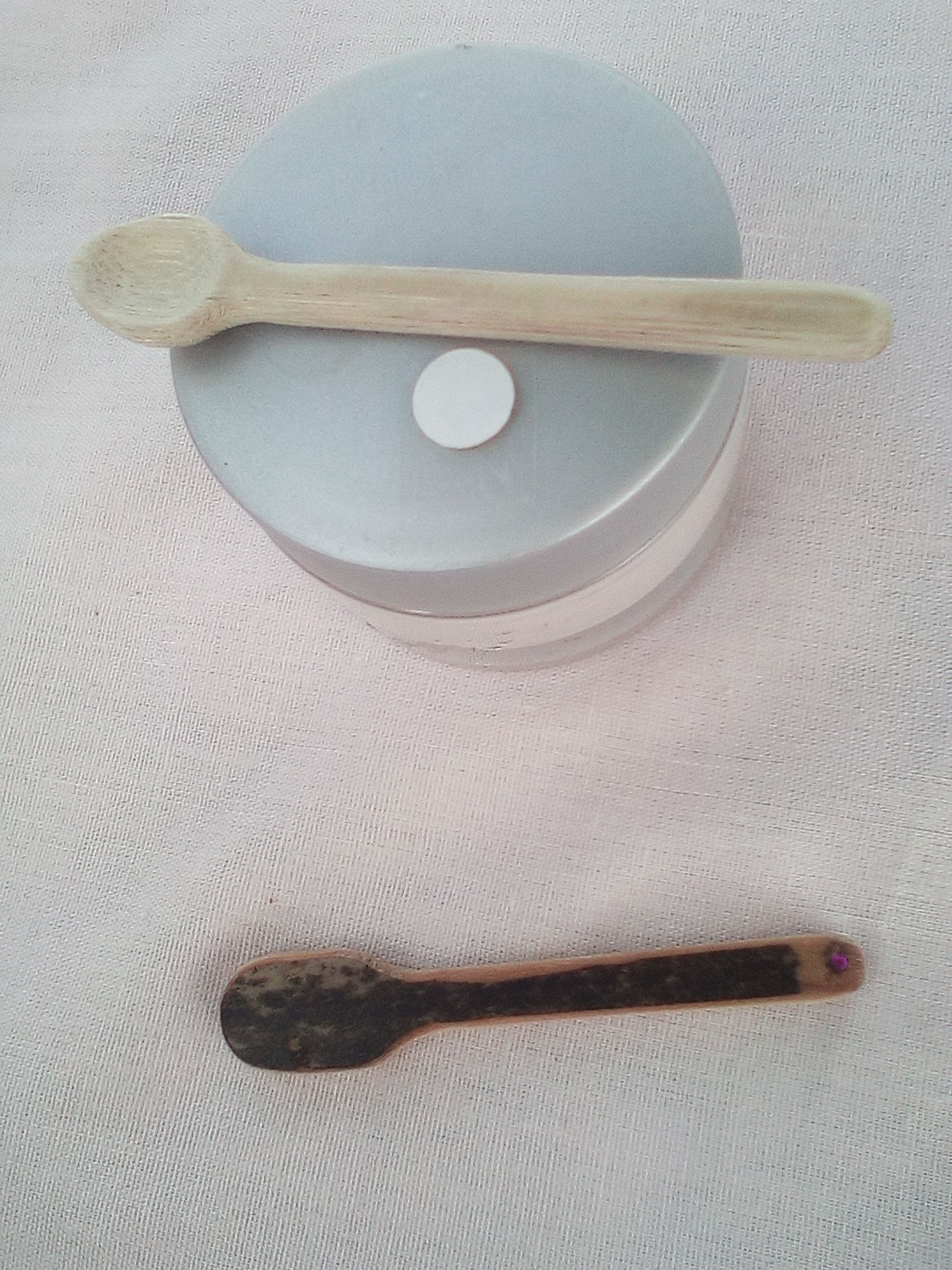 Cuillère à maquillage en bambou noir artisanale 7-8 cm 1 strass rose 