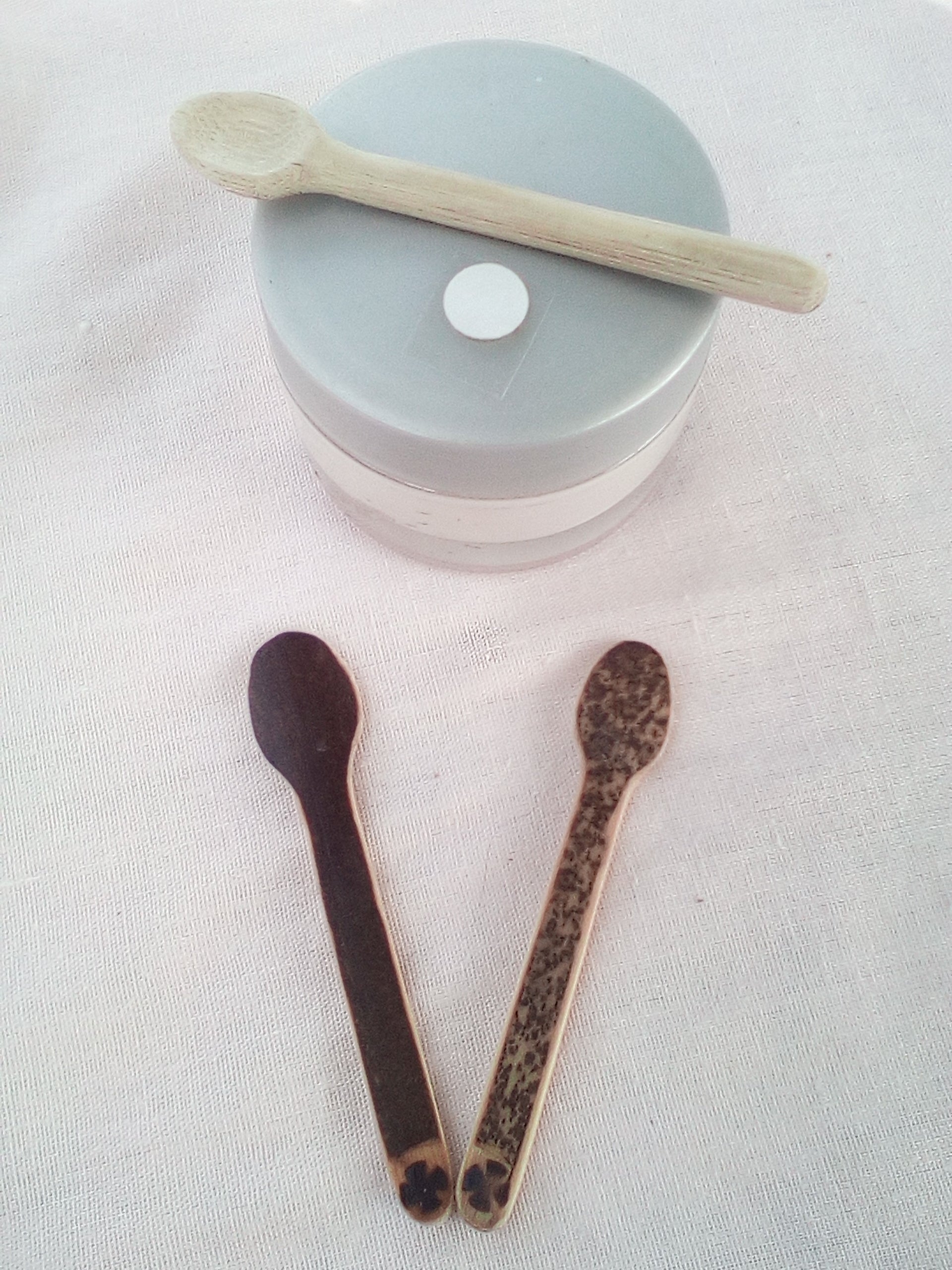 Cuillère à maquillage en bambou noir artisanale 7-8 cm estampille en croix