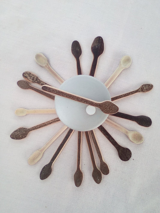 Cuillère à maquillage en bambou noir artisanale 7-8 cm naturelle