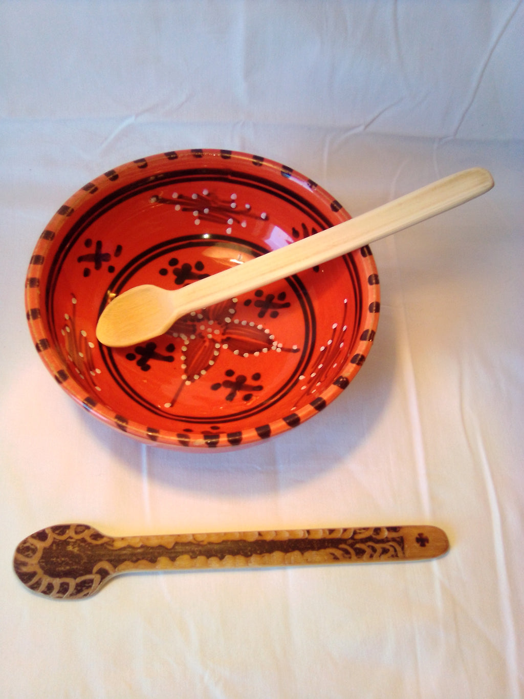 Cuillère à soupe en bambou noir artisanale de 19 cm, dessin dentelle, estampillée d'une croix