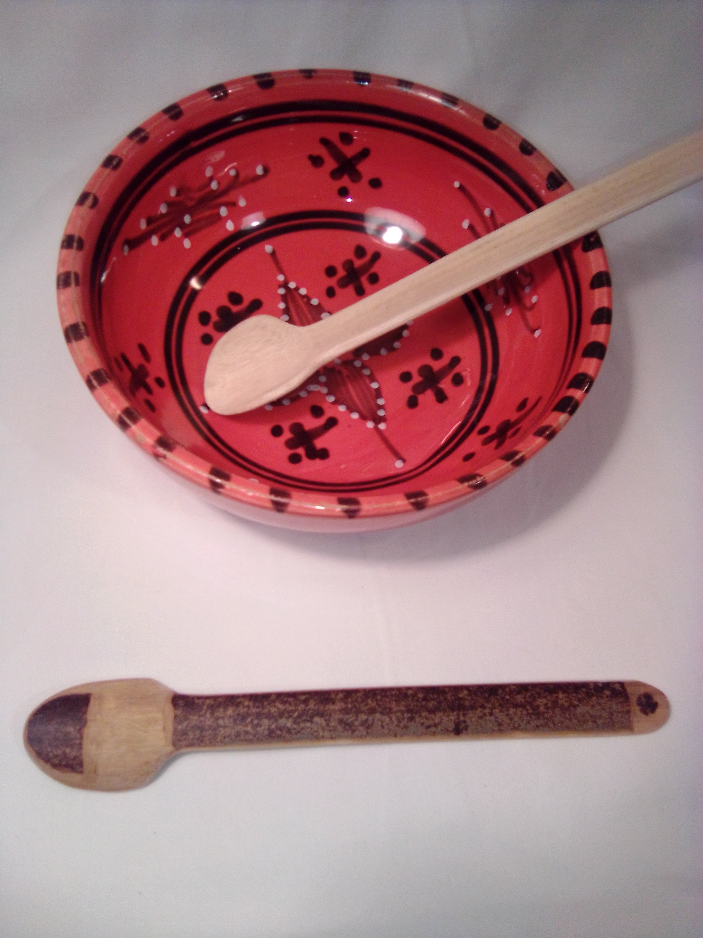 Cuillère à soupe en bambou noir artisanale de 18 cm, estapillée de la croix, tête semi- pelée