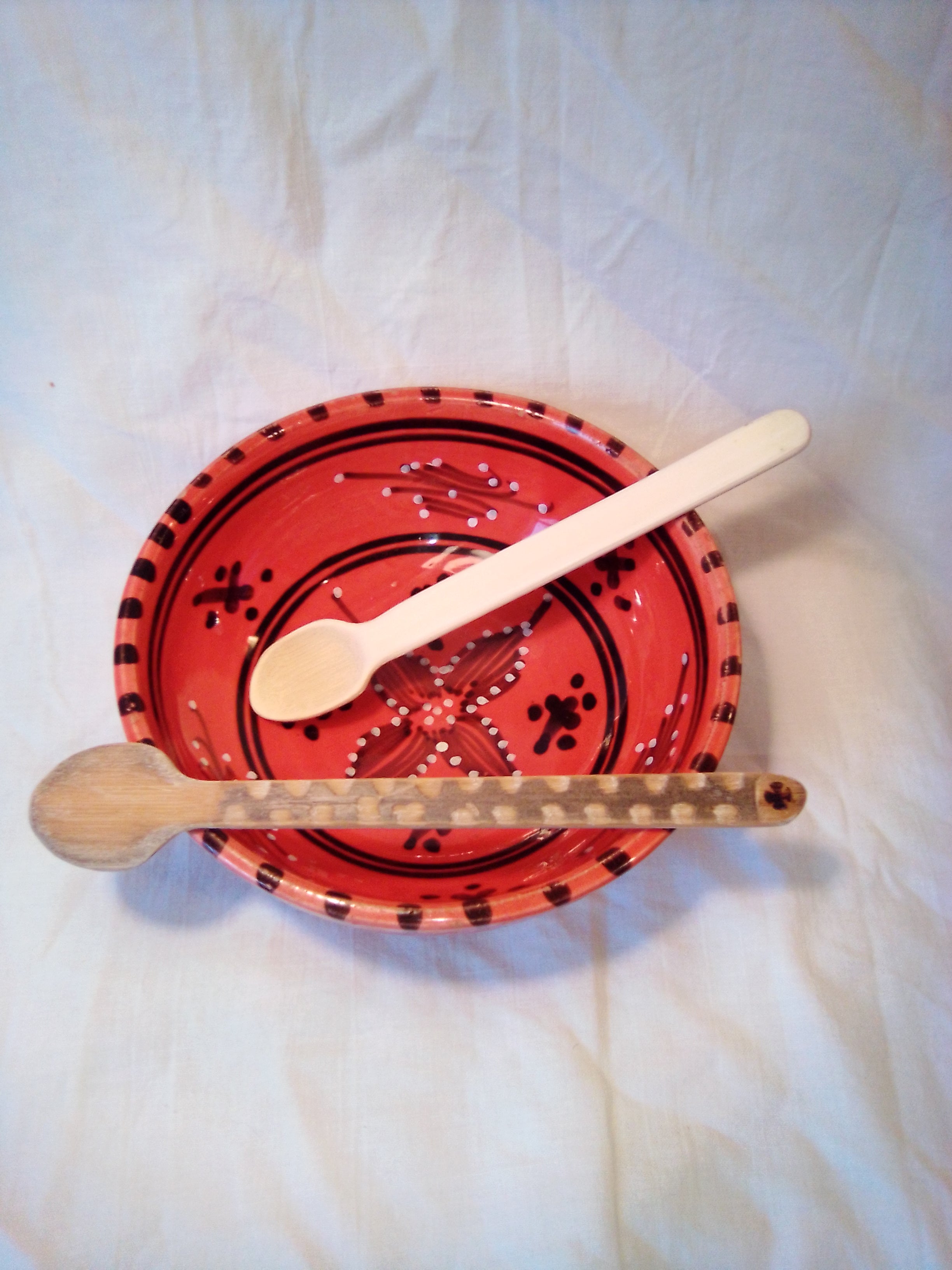 Cuillère à soupe en bambou vert artisanale de 16 cm dessin en point et estampilée d'une croix 