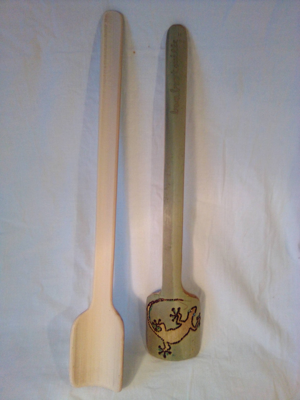 Cuillère artisanale en bambou vert de 33 cm décorée d'une salamandre par pyrogravure