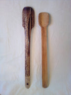 Cuillère artisanale en bambou noir de 27 cm dessin naturel unique estampillée d'une croix
