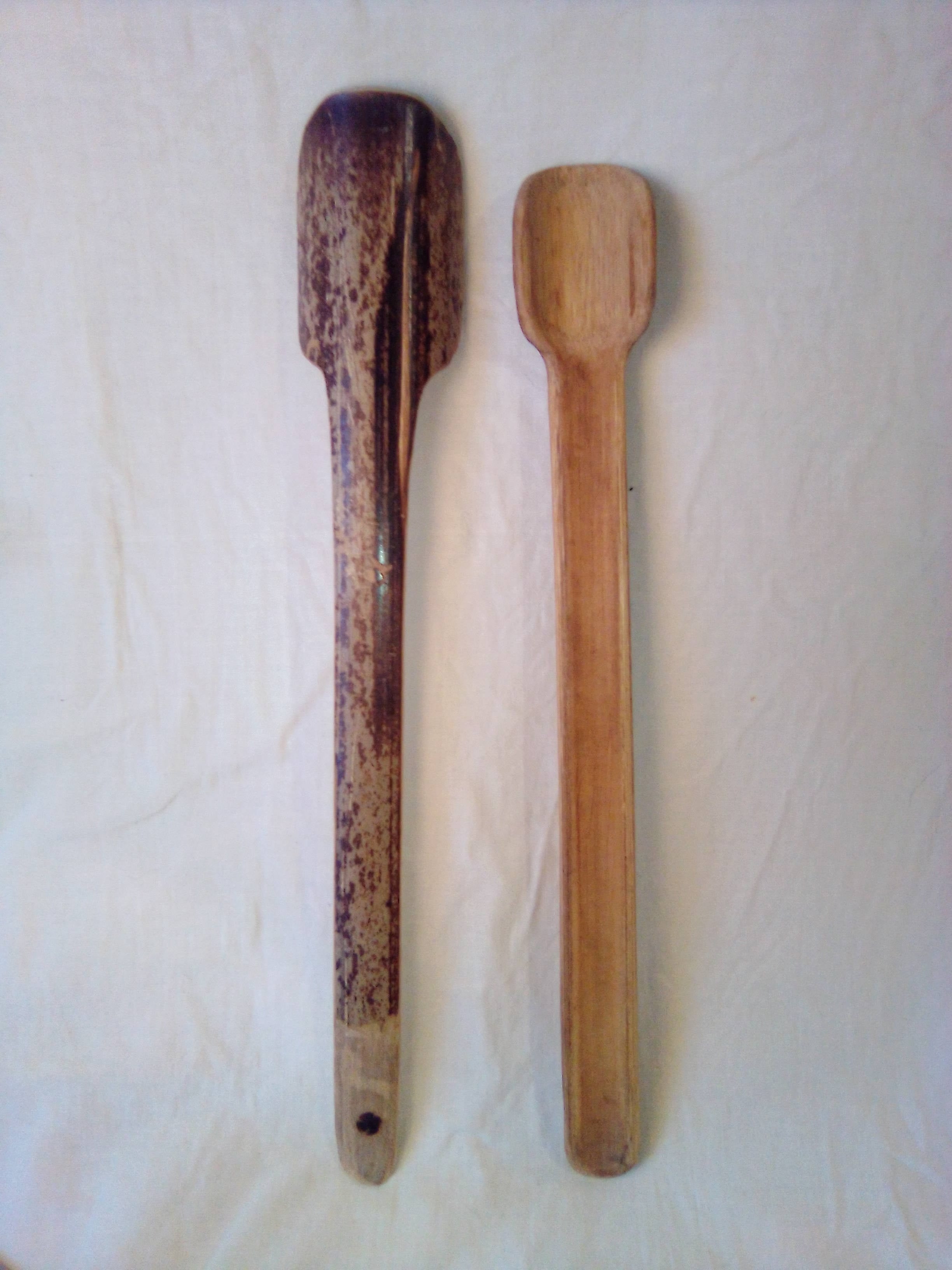 Cuillère artisanale en bambou noir de 27 cm dessin naturel unique estampillée d'une croix