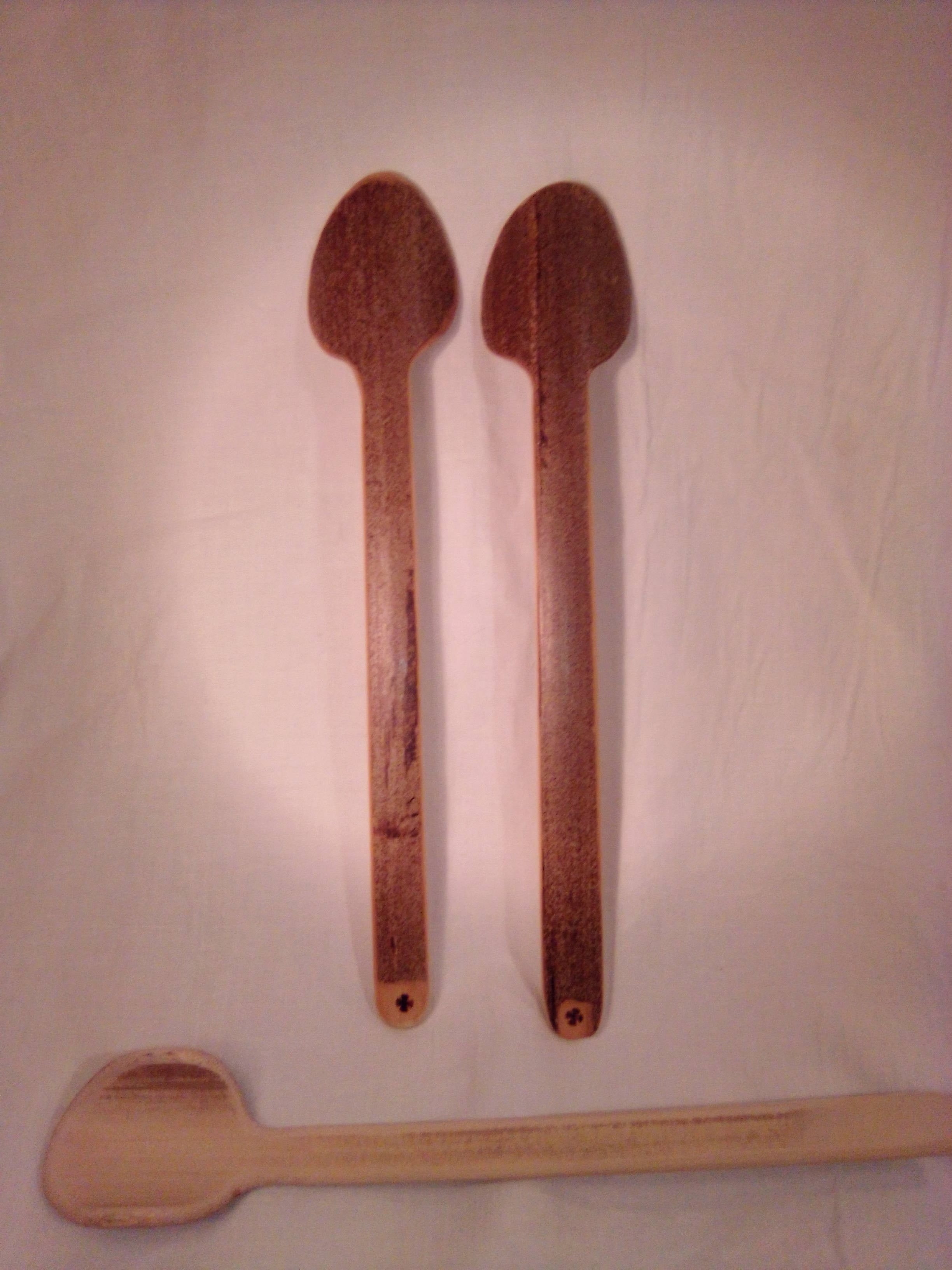 Cuillère artisanale en bambou noir de 29 cm et son estampille en croix