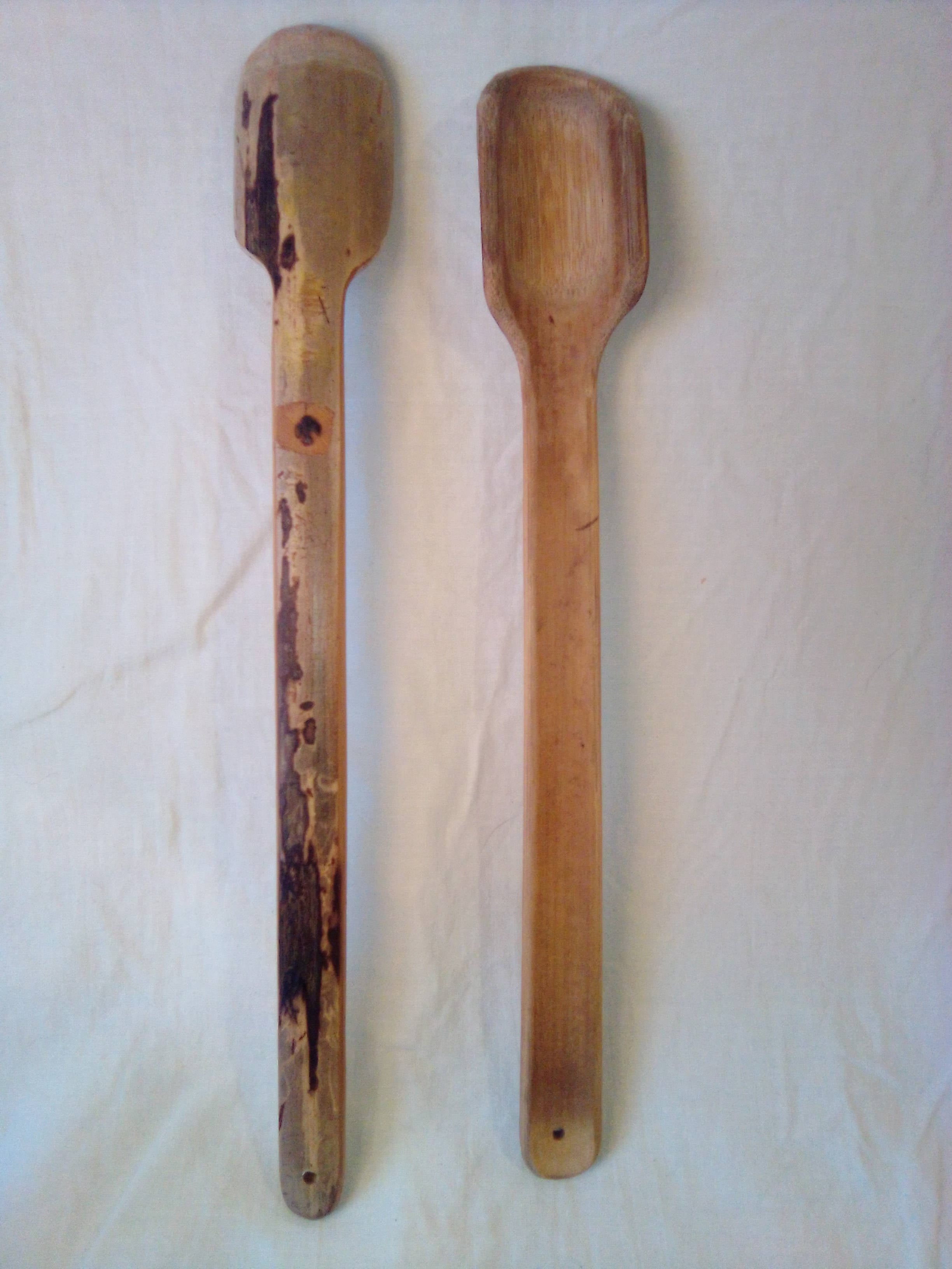 Cuillère artisanale en bambou vert de 27 cm, dessin naurel par frottement et son estampille en croix