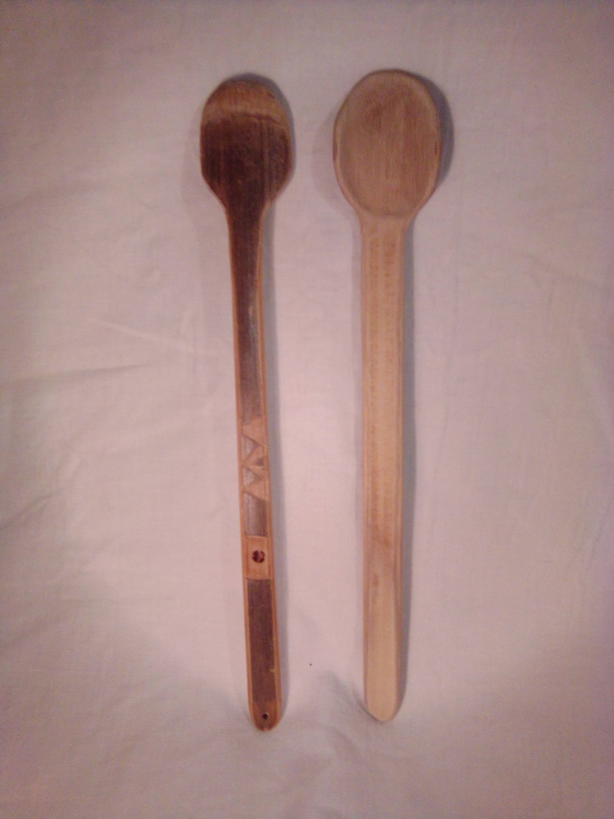 Cuillère artisanale en bambou vert de 29 cm dessin tribal et son estampille en croix
