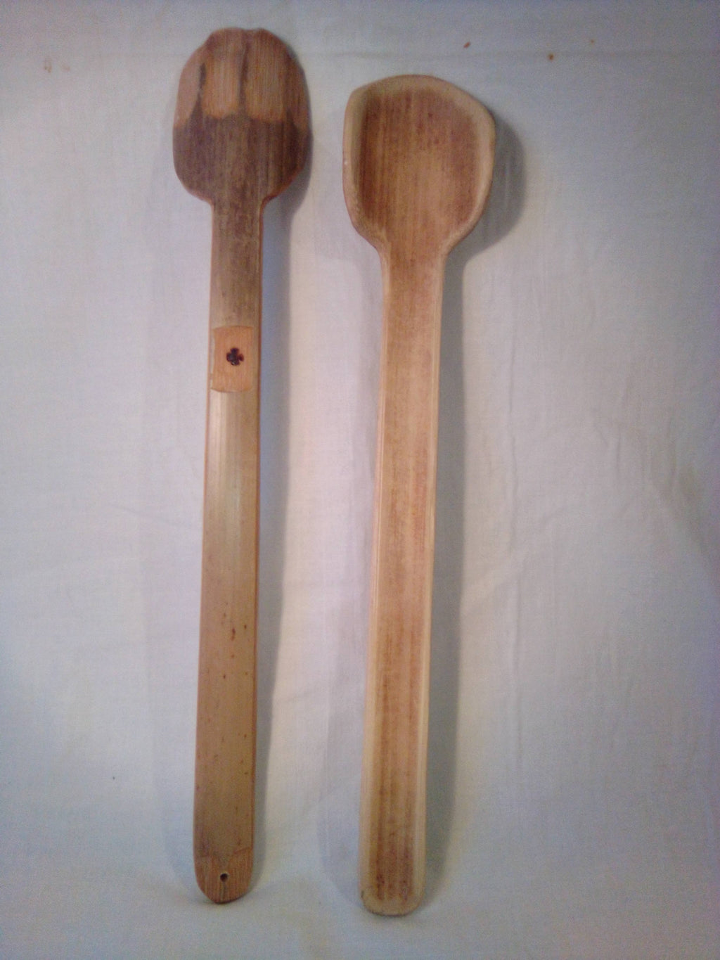 Cuillère artisanale en bambou vert de 31 cm estampillée dune croix décorée pat' d'eph