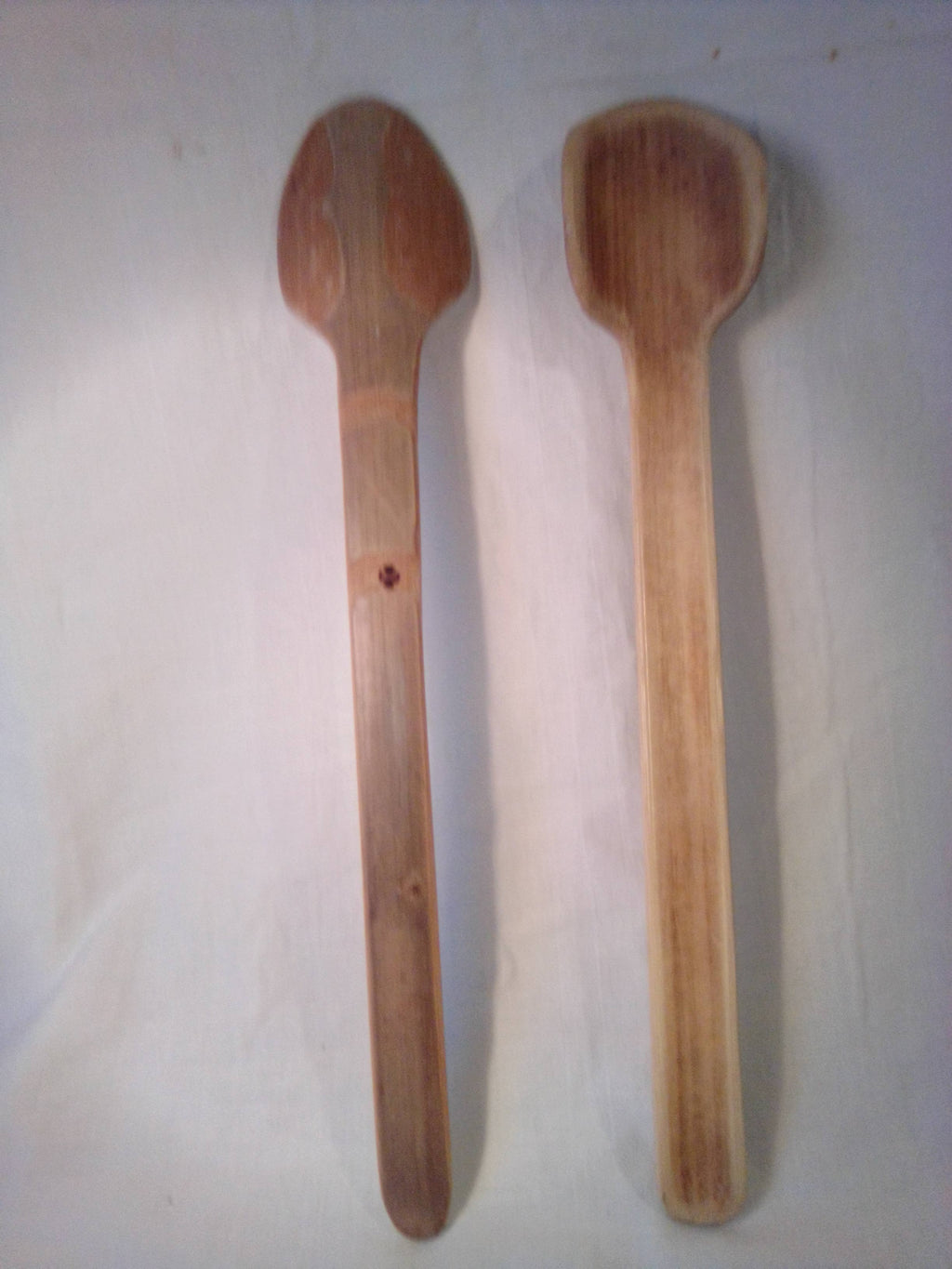 Cuillère artisanale en bambou vert de 31 cm finement décorée et son estampille en croix