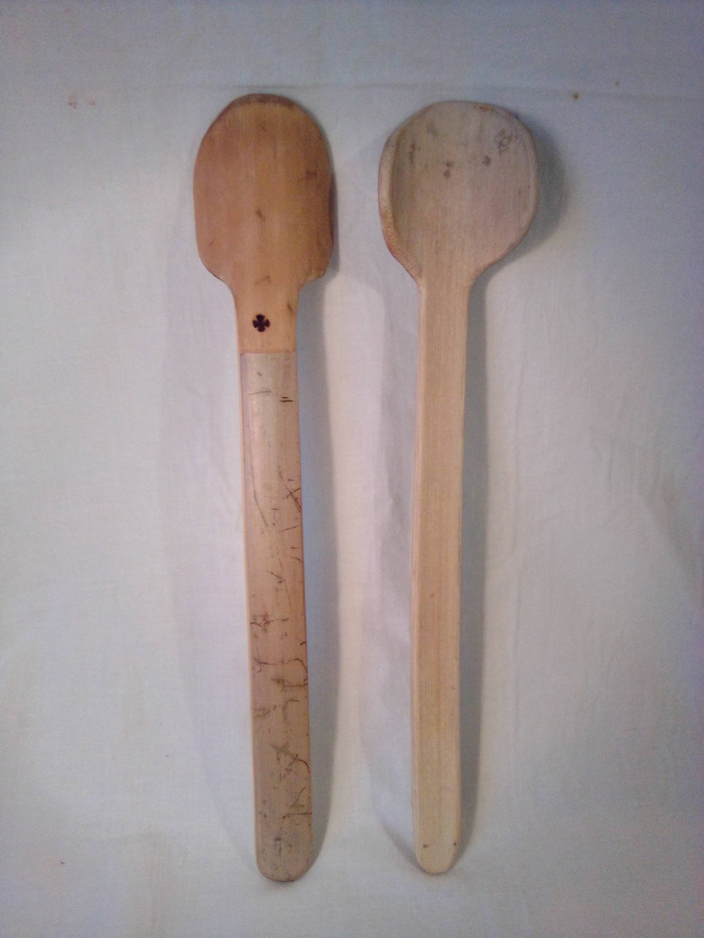 Cuillère artisanale en bambou vert  de 31 cm estampillée d'une croix