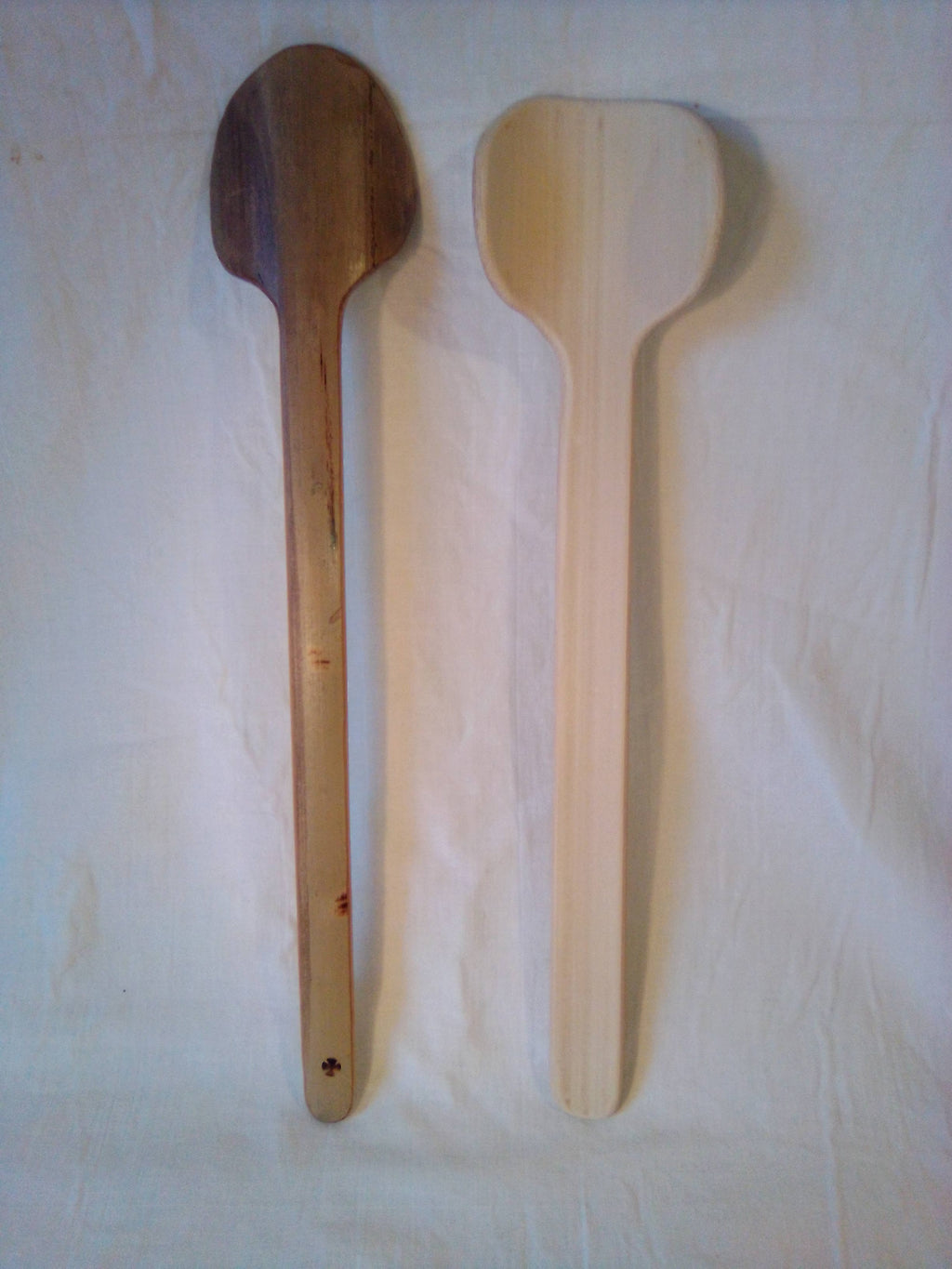 Cuillère artisanale en bambou vert de 32 cm naturelle, estampillée d'une croix