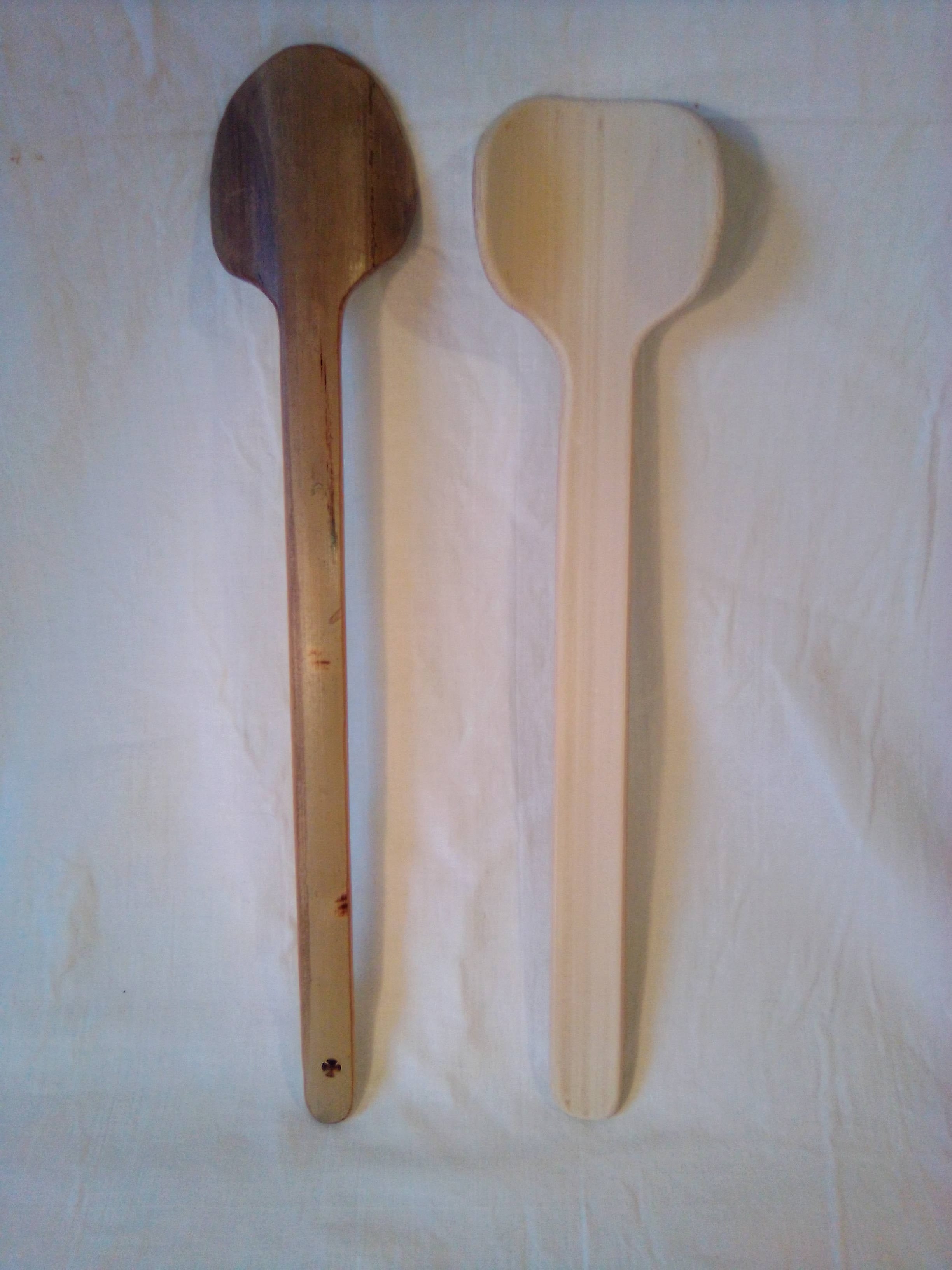 Cuillère artisanale en bambou vert de 32 cm naturelle, estampillée d'une croix