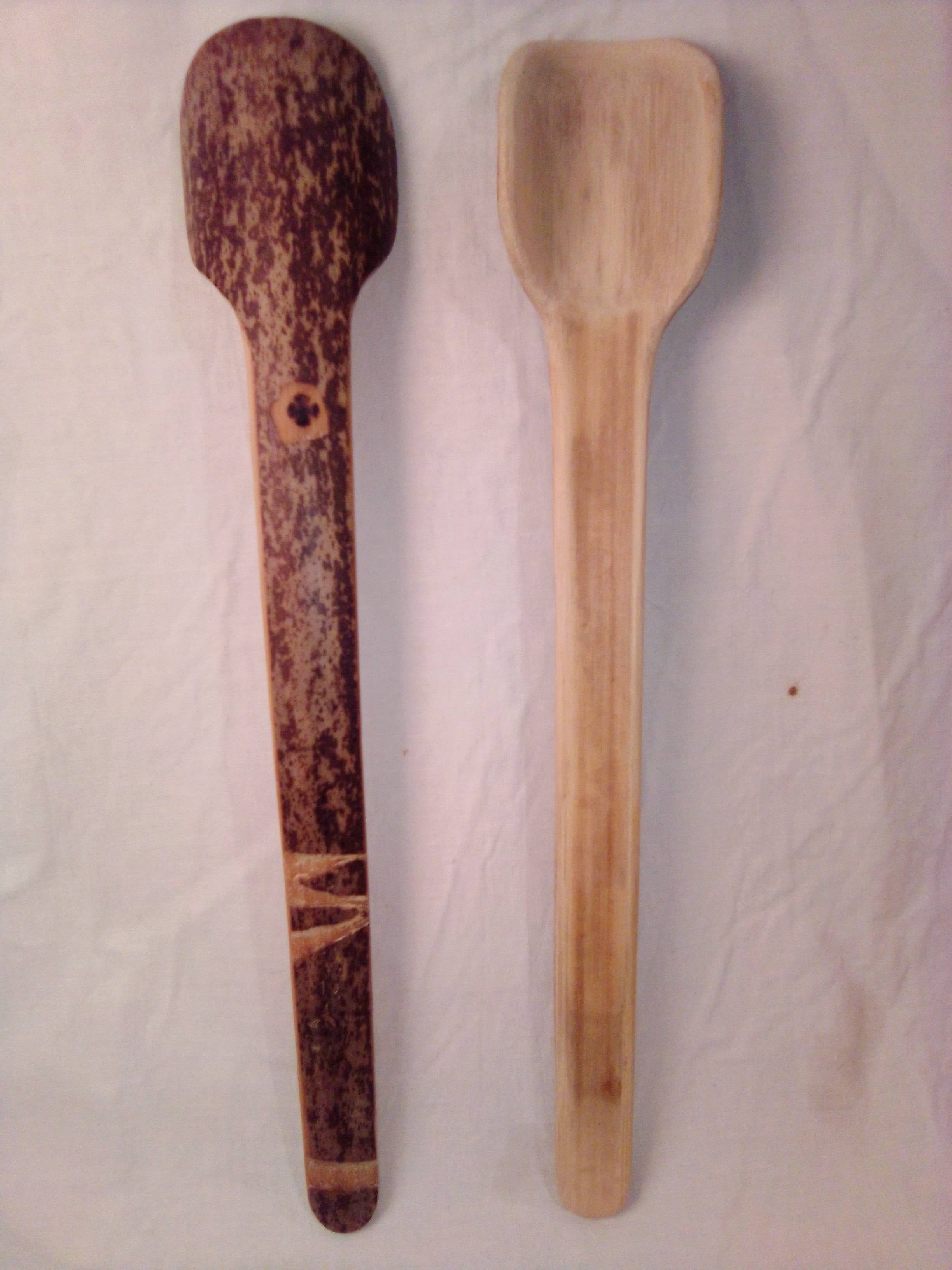 Cuillère en bambou noir de 25 cm et son estampille, décorée