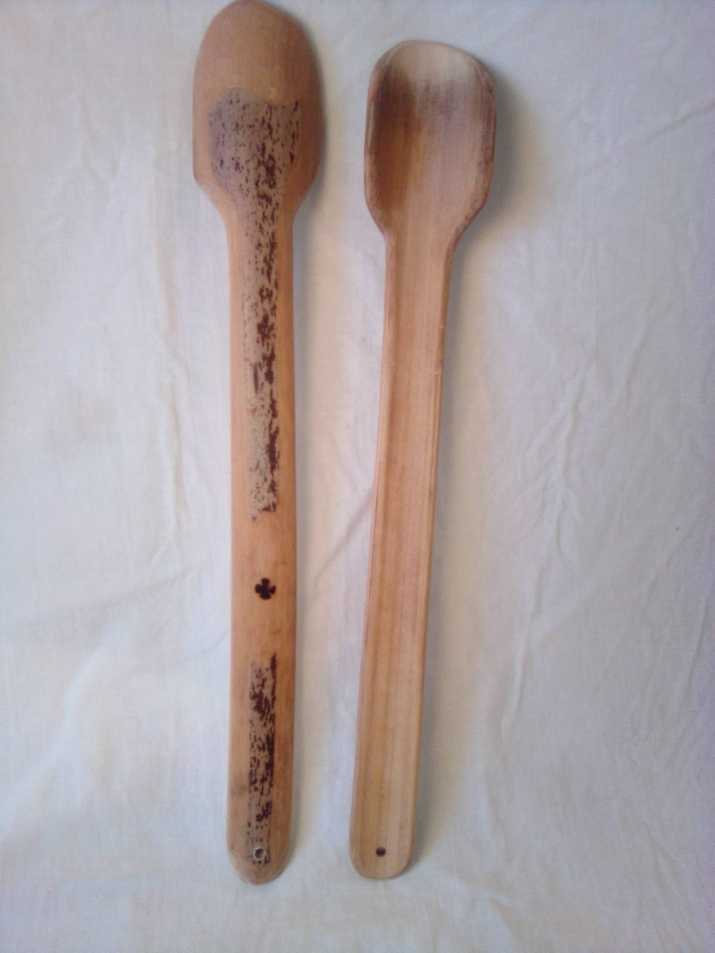 Cuillère en bambou noir de 26 cm dessinée en vague et son estampille en croix